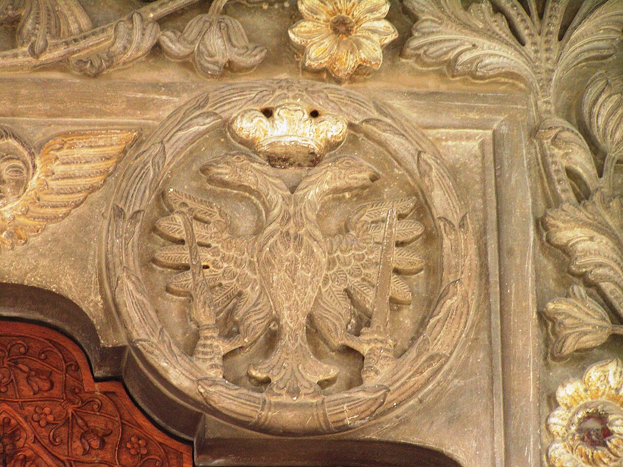 Relief sculptat deasupra intrării în biserică.