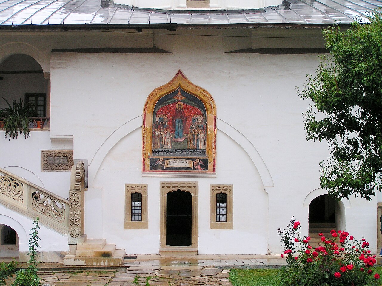 Fațada intrării în paraclis, cu pictură și ancadramente.