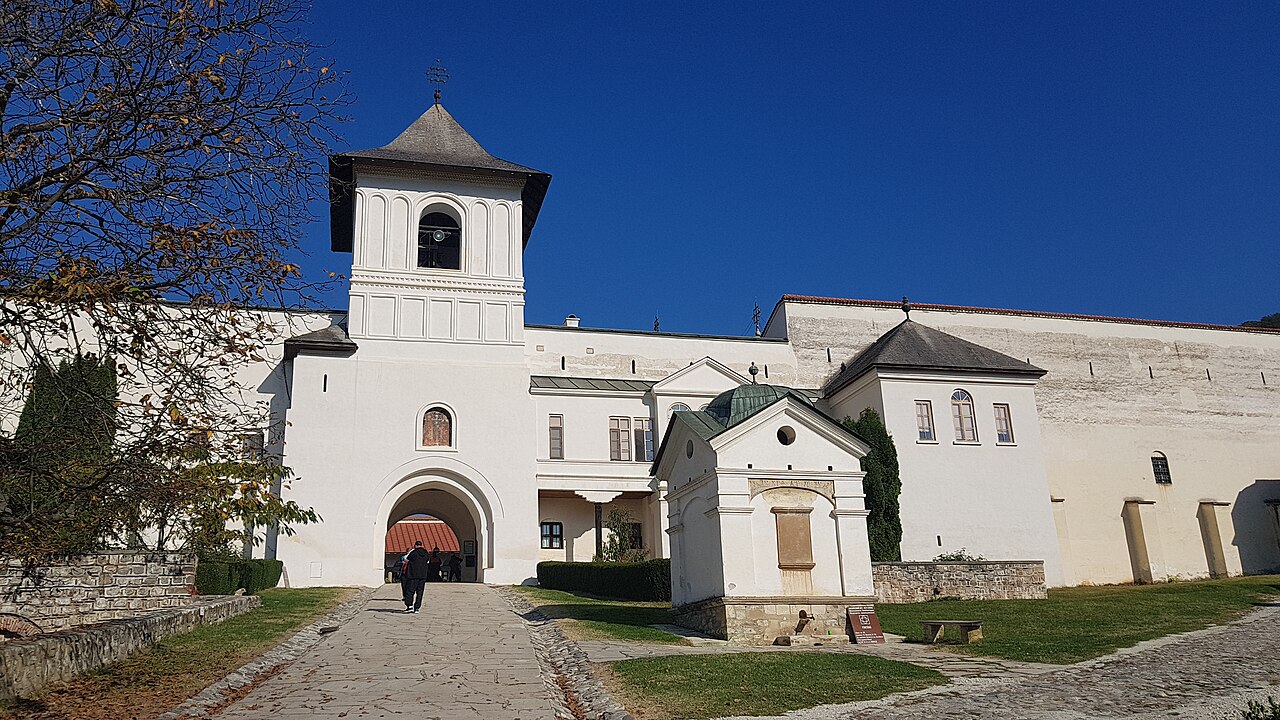 Clopotnița, corpul de incintă și construcția din fața porții.