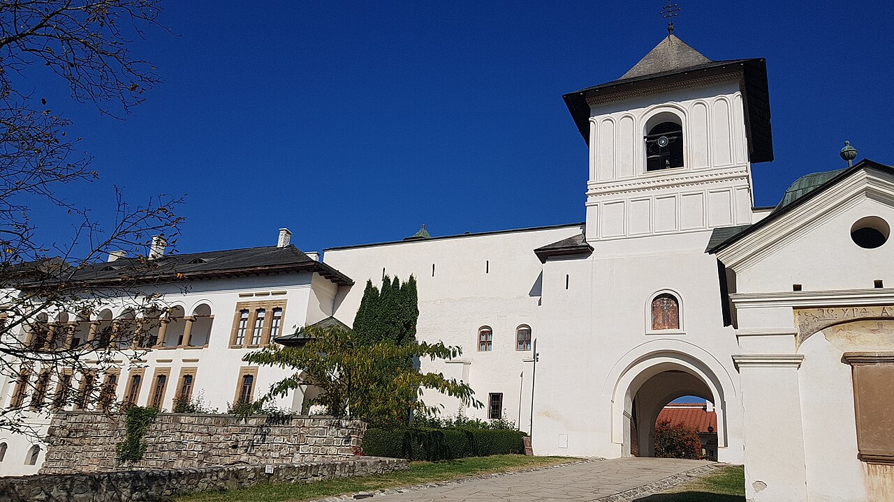 Turnul porții și clădirile alăturate, din unghi oblic exterior.