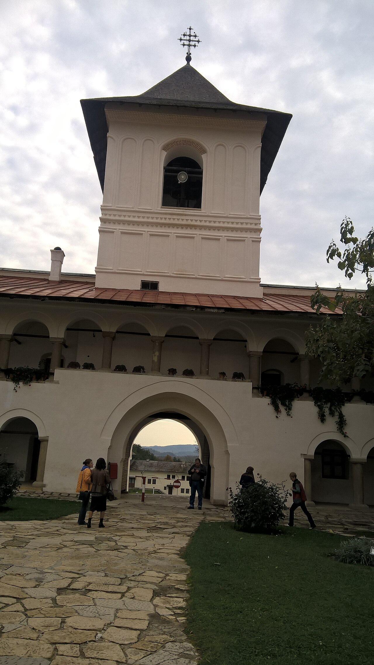 Turnul porții și pasajul boltit, văzute din curte.