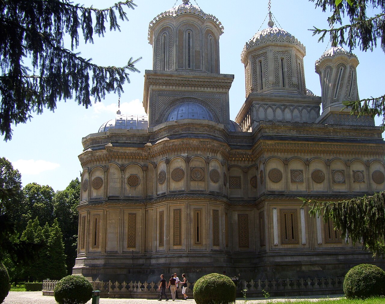 Fațada laterală a bisericii istorice, cu cele patru turle.