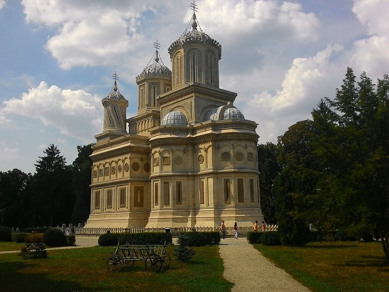 Biserica dinspre capătul absidal: succesiunea volumelor și turlelor.