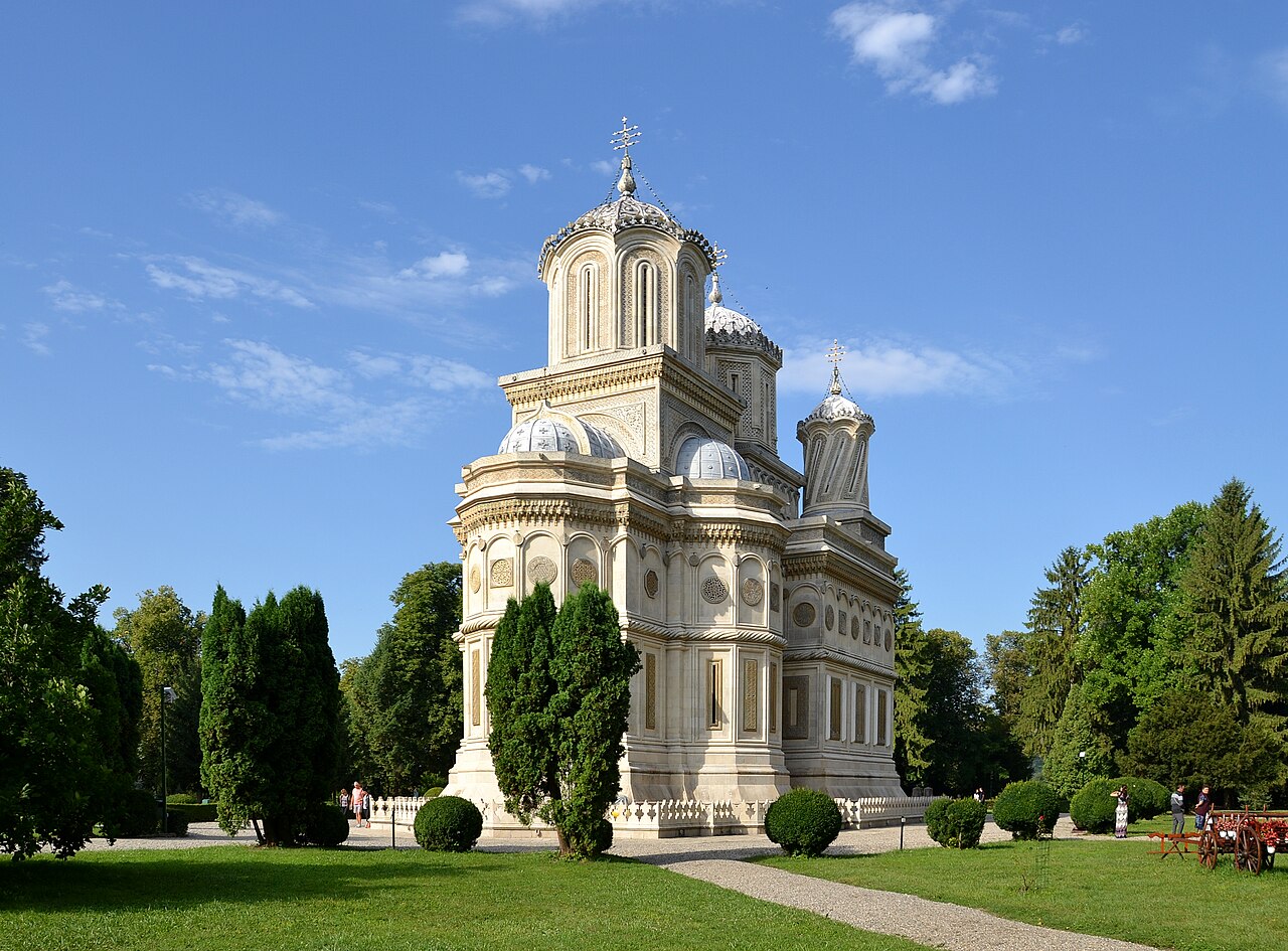 Capătul absidal și fațada lungă din unghi oblic, fără confuzie cu noua catedrală.