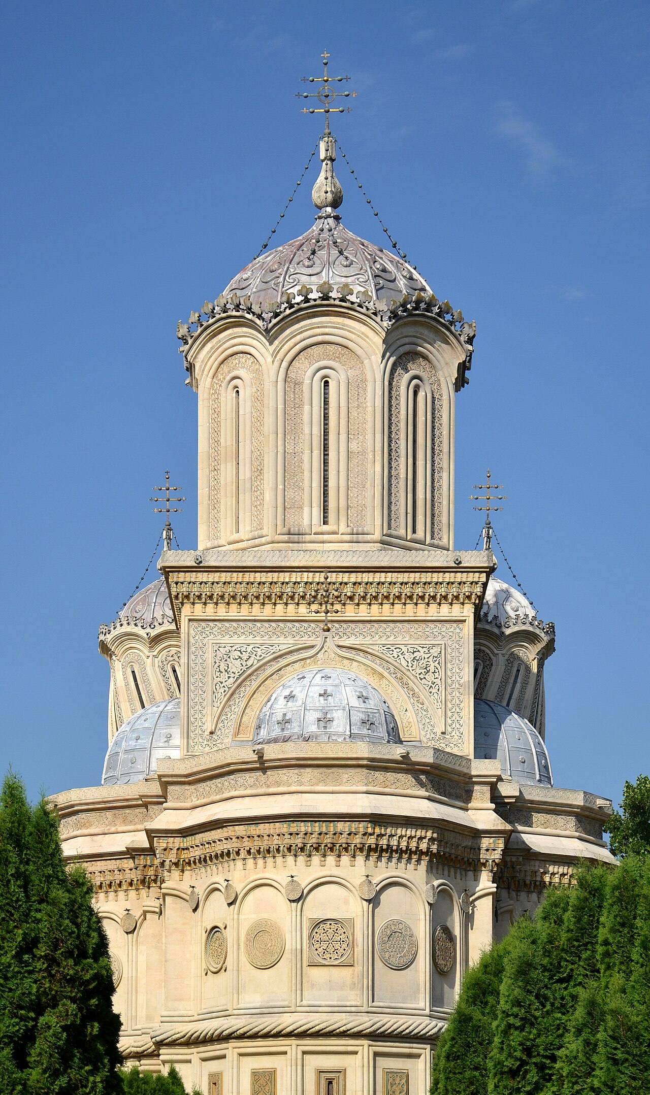 Absida și turla dinspre spatele bisericii, în cadru vertical.