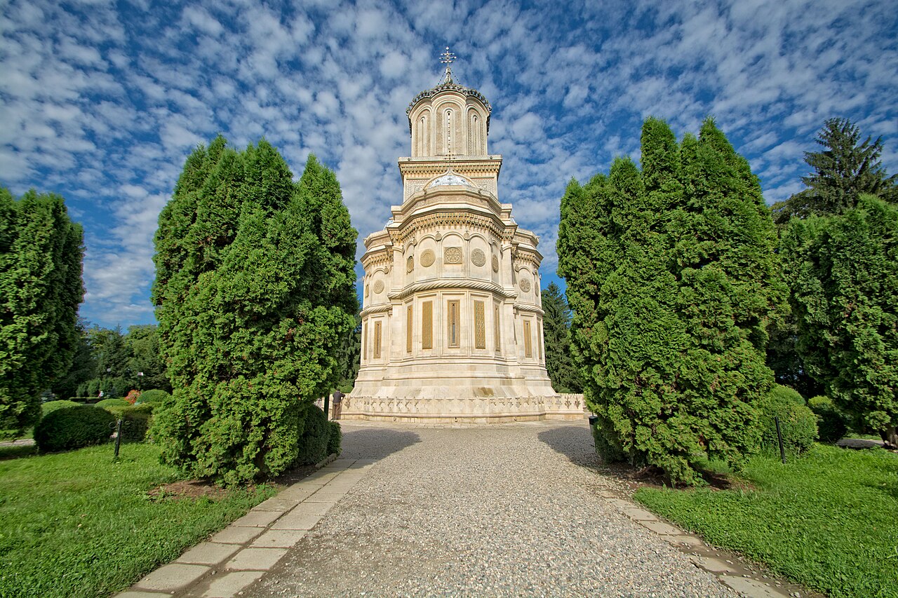 Biserica istorică văzută axial dinspre spate, de-a lungul aleii.