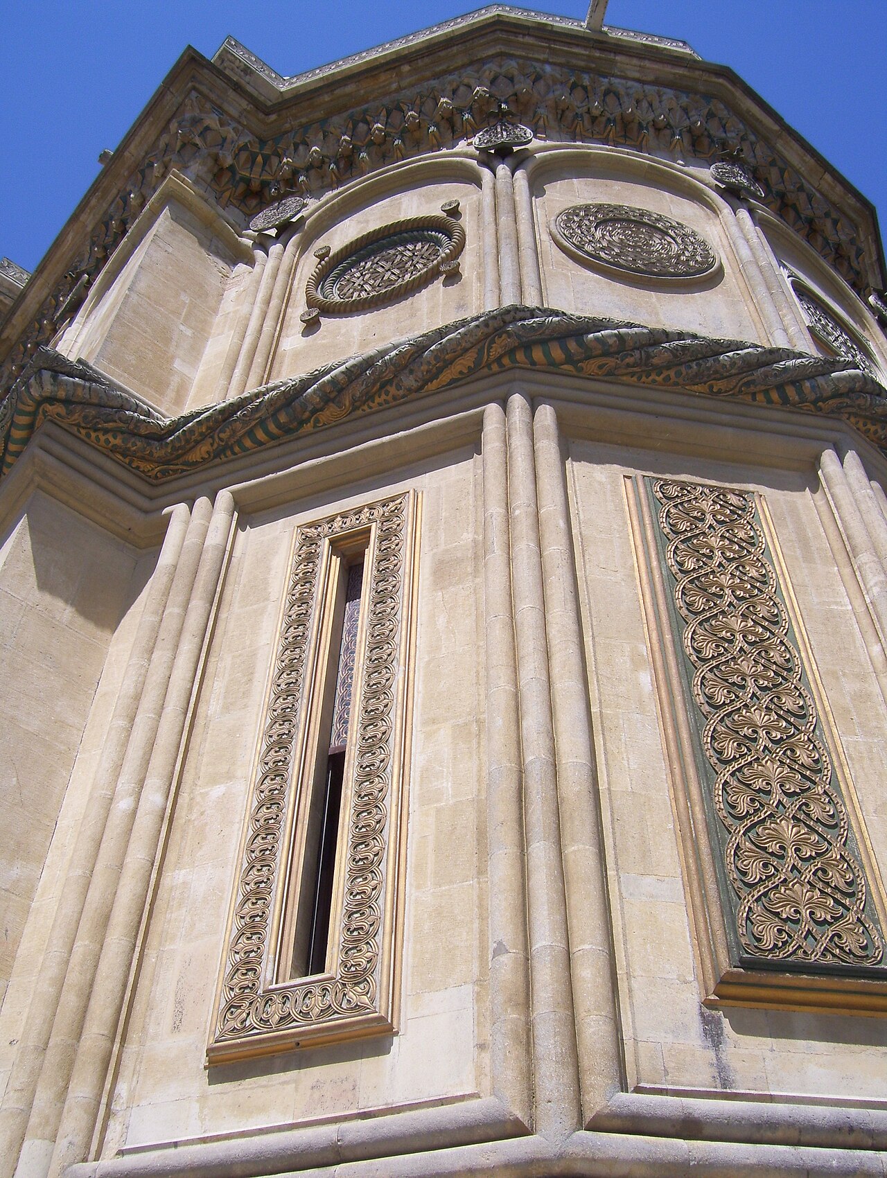 Fereastră înaltă, panouri și ornamente sculptate ale fațadei.