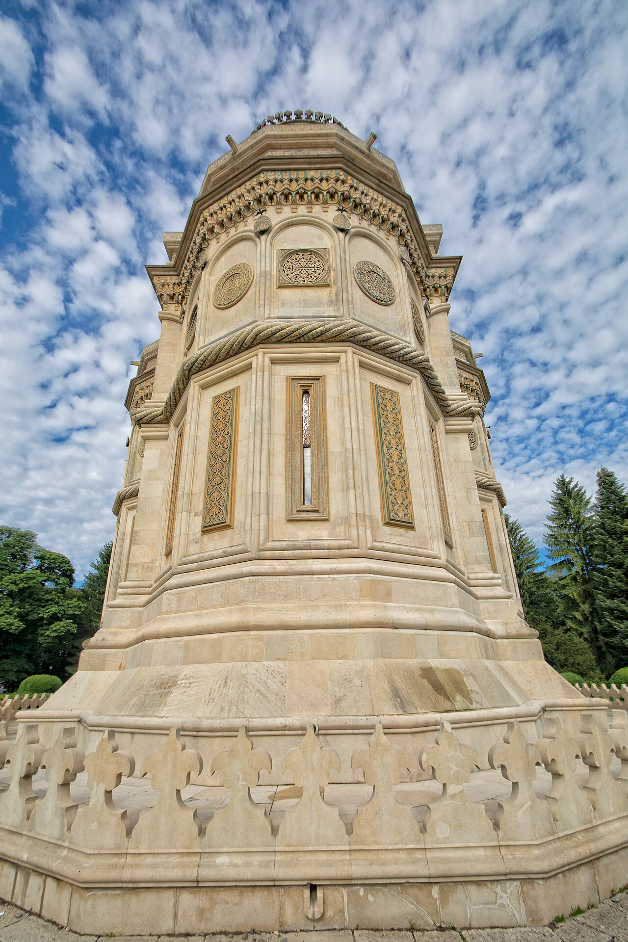 Absida dinspre spate și soclul, într-o perspectivă apropiată.