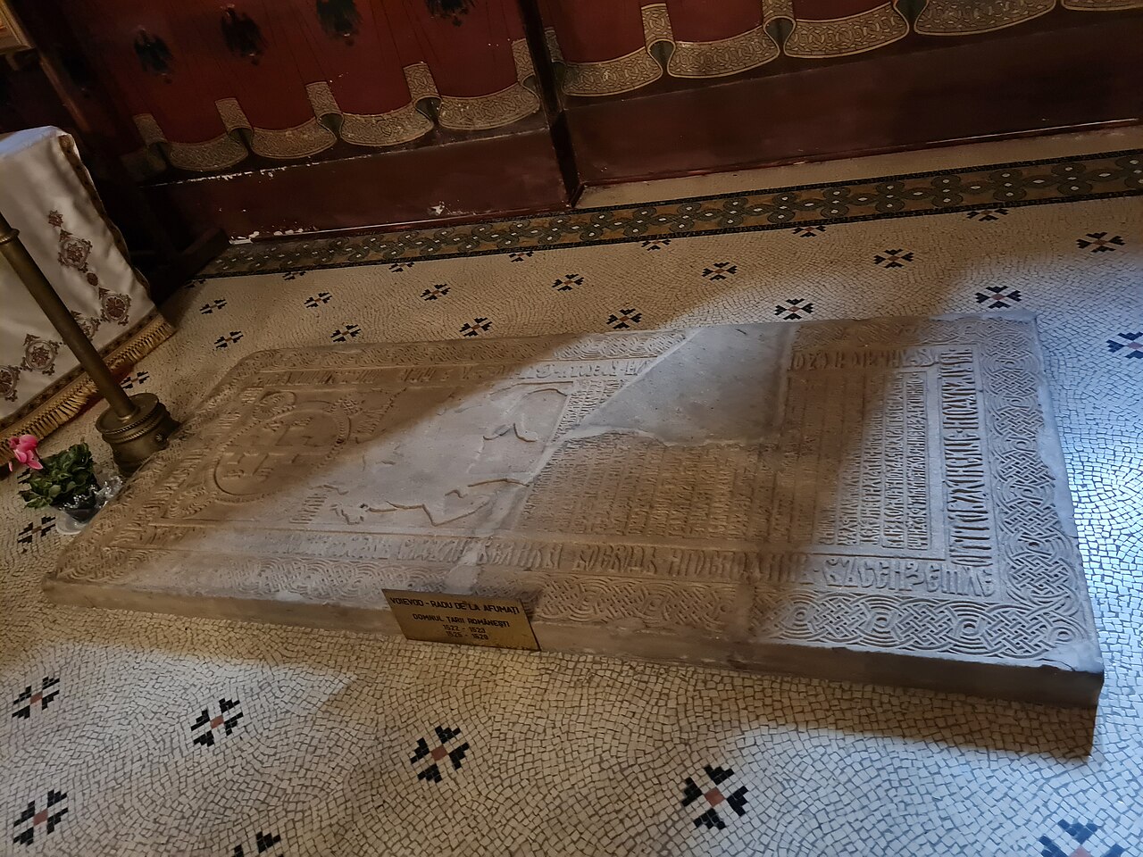 Lespede funerară în interiorul catedralei istorice, cu paviment alăturat.