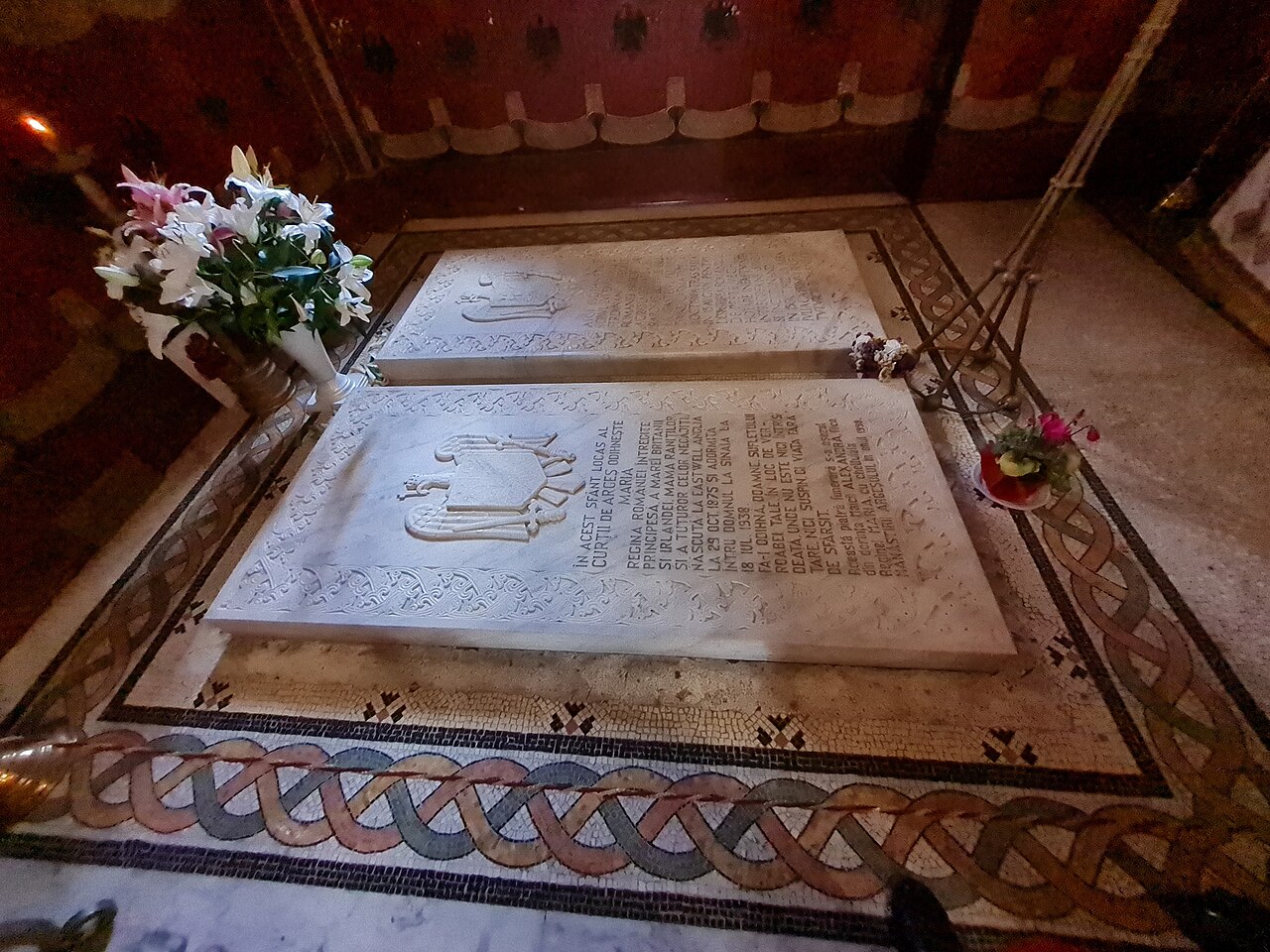 Lespede funerară și racordul cu pavimentul și peretele interior.