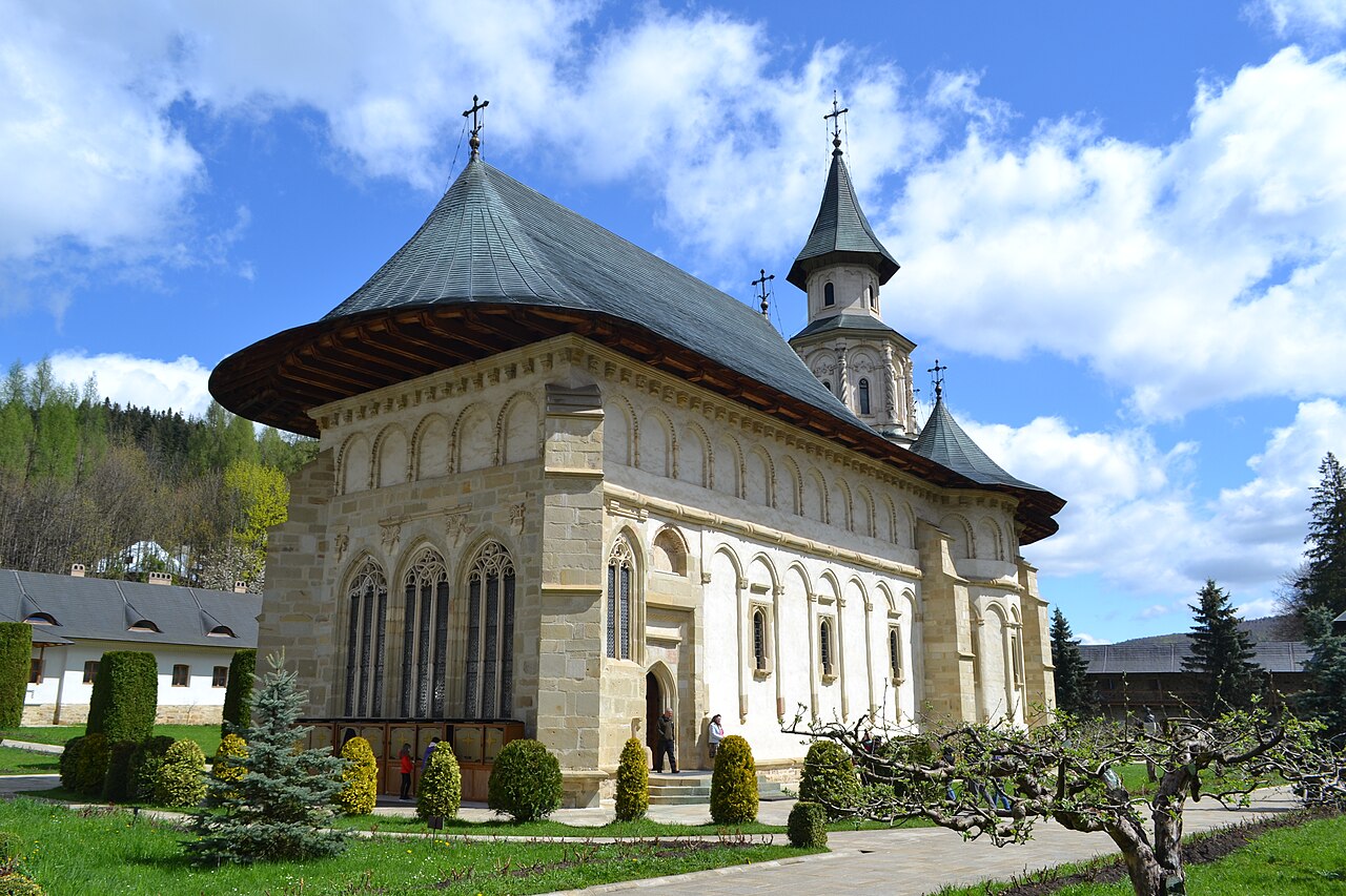 Biserica mare din curte, cu fațada lungă, capătul de intrare și turla.