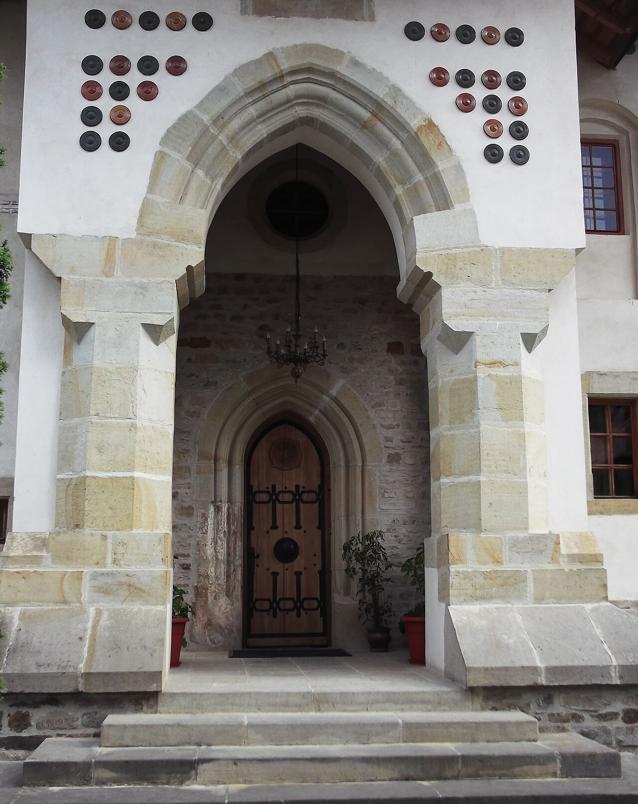 Portalul cu arc și treptele Casei domnești, văzute frontal.
