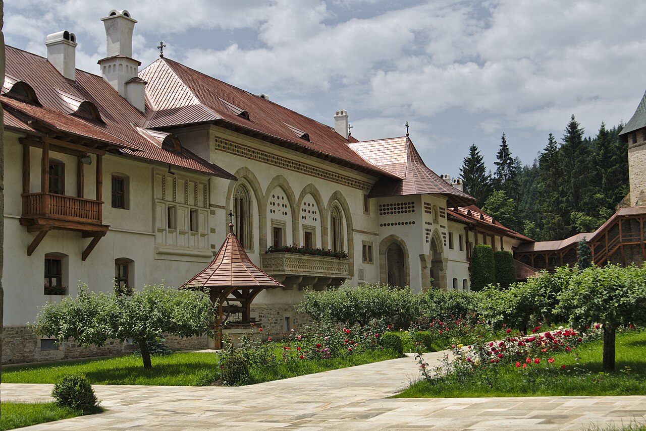 Casa domnească și grădina interioară, în perspectivă de-a lungul fațadei.