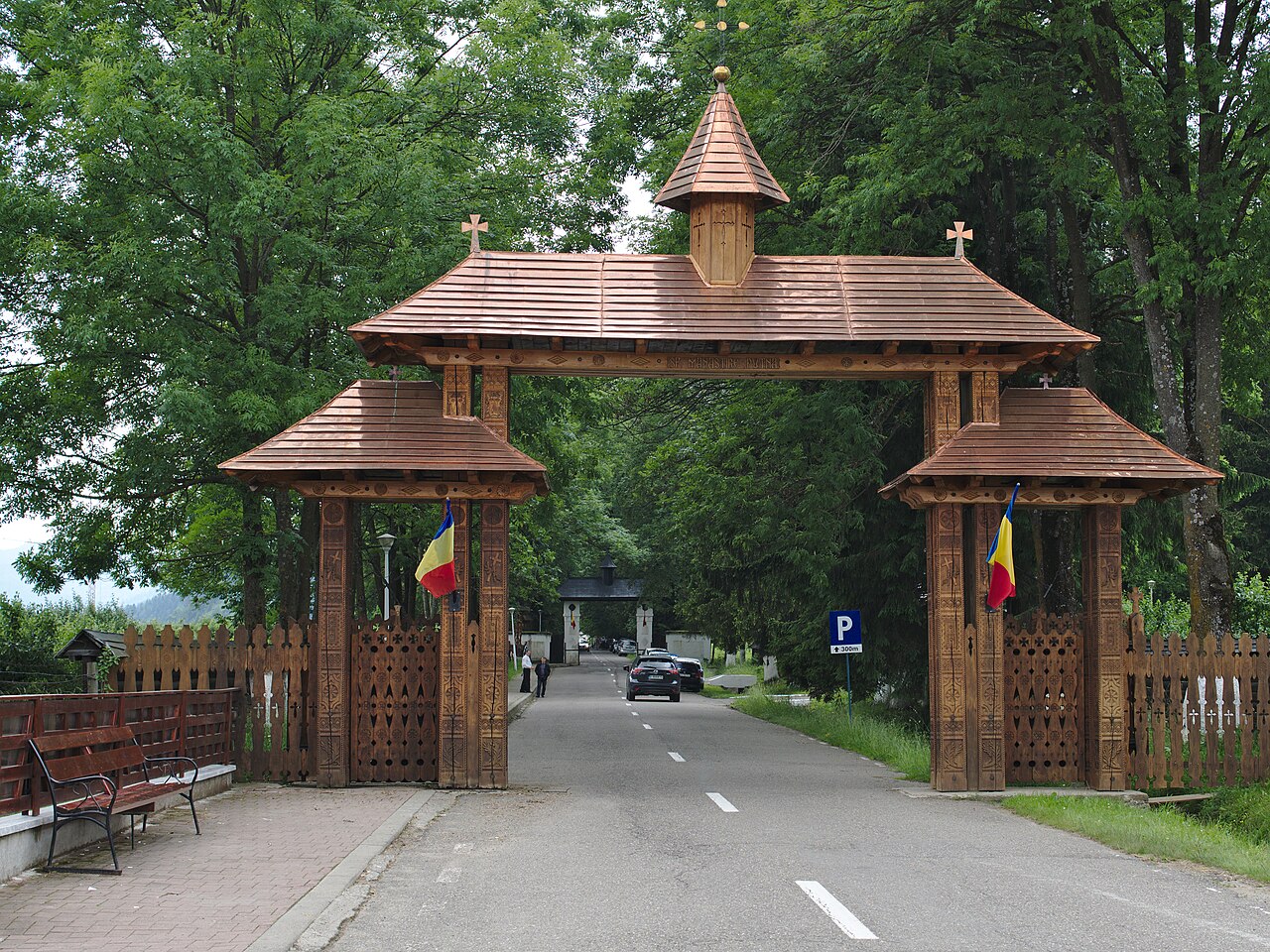 Poartă din lemn și învelitoarea sa, pe traseul exterior de acces.