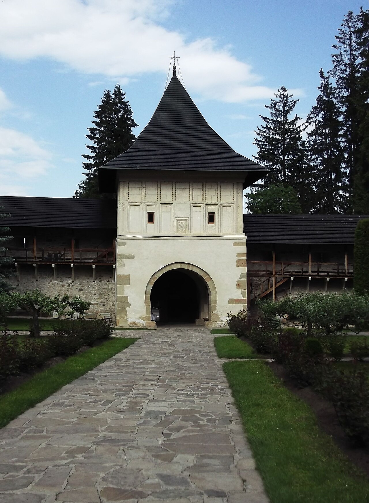 Turnul porții văzut axial de pe aleea curții.