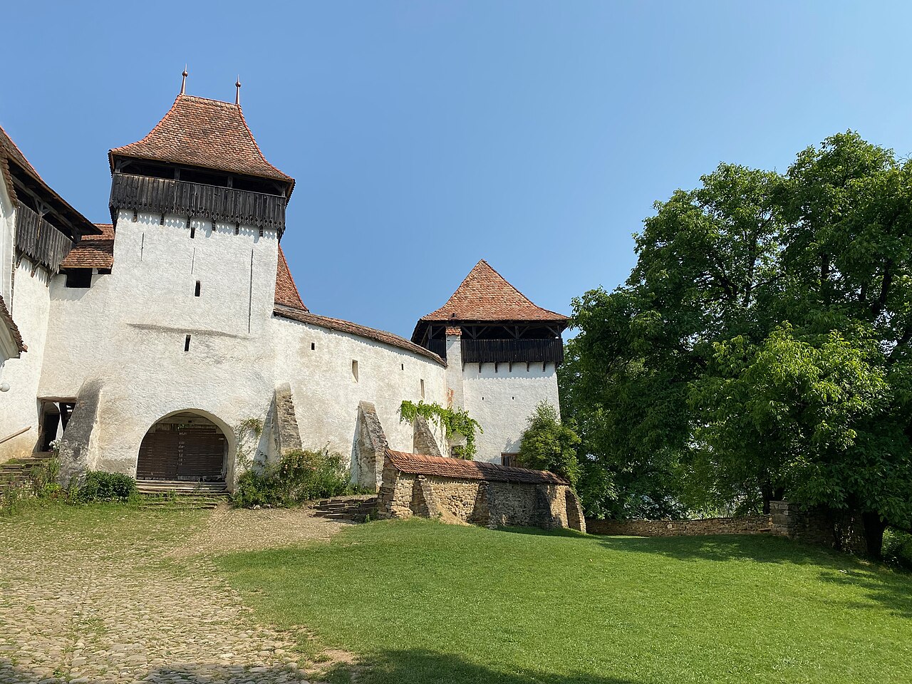 Biserica și turnul principal văzute din curtea fortificată.