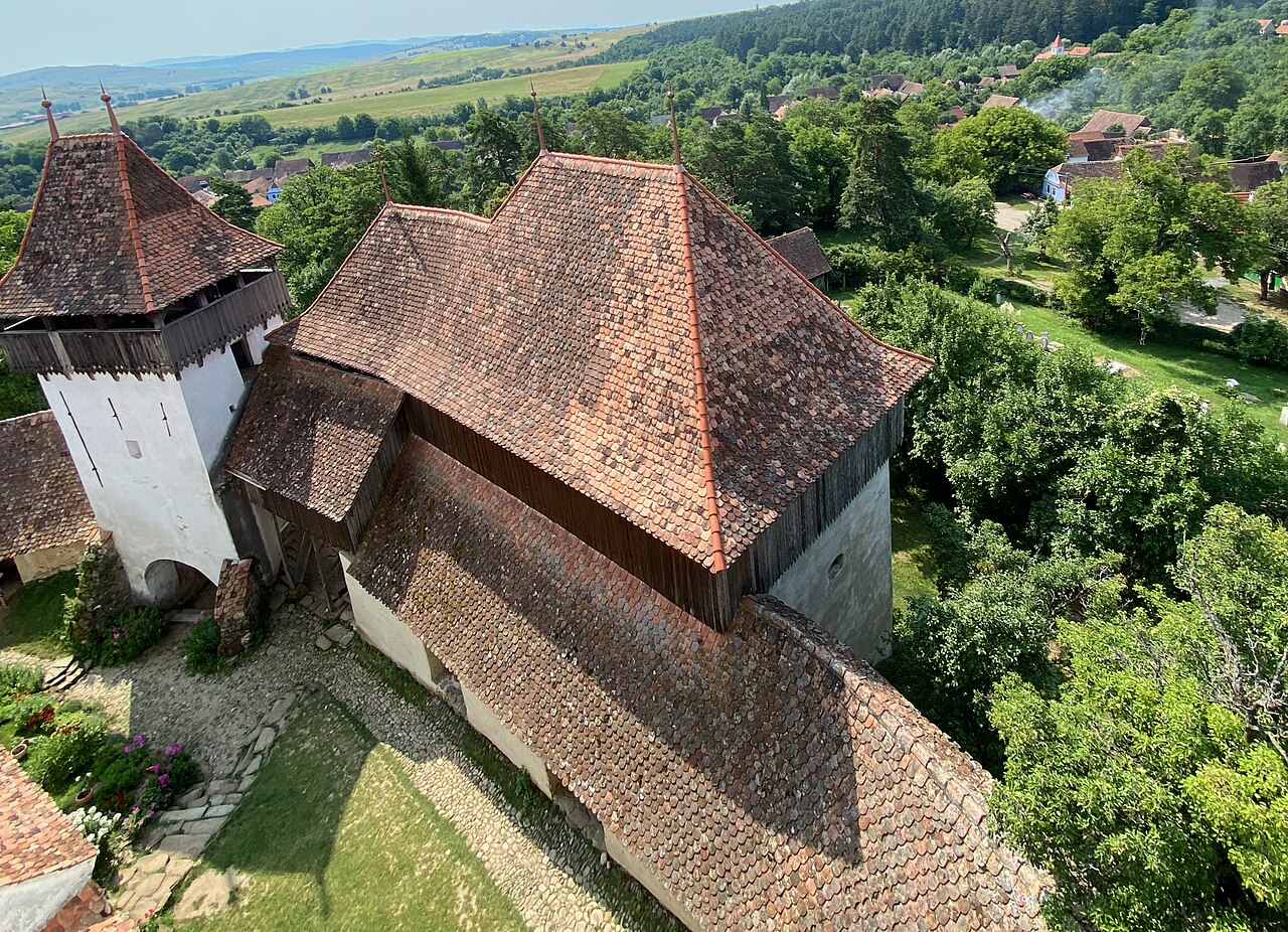 Curtea, turnurile și învelitorile văzute de la nivelul turnului.
