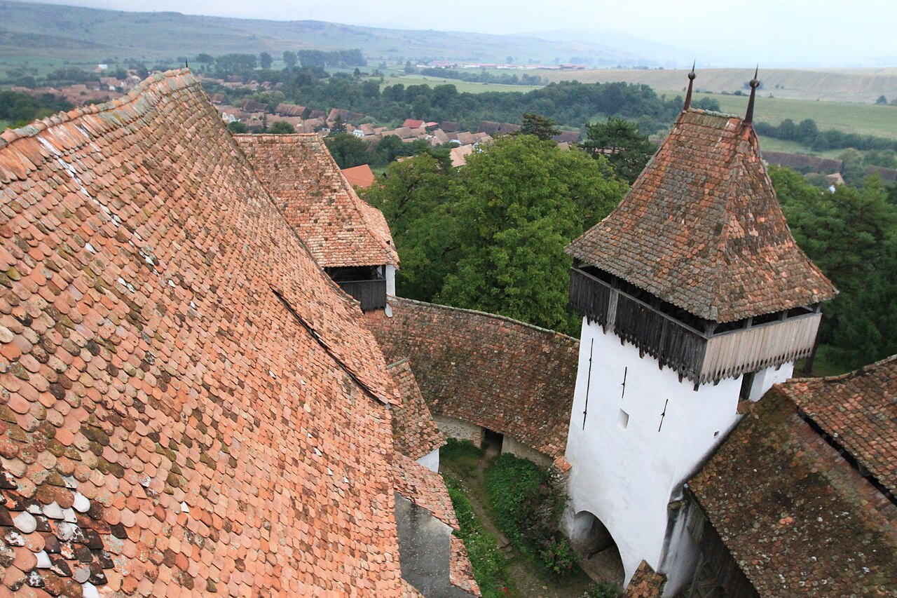 Acoperișurile incintei și turnurile, văzute de la înălțime din ansamblu; nu fotografie de dronă.