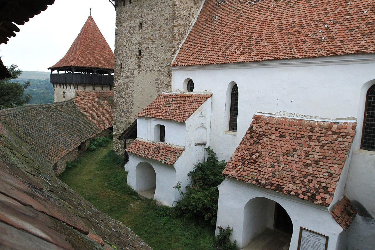 Biserica și curtea văzute dintr-un punct ridicat de pe traseul de apărare.
