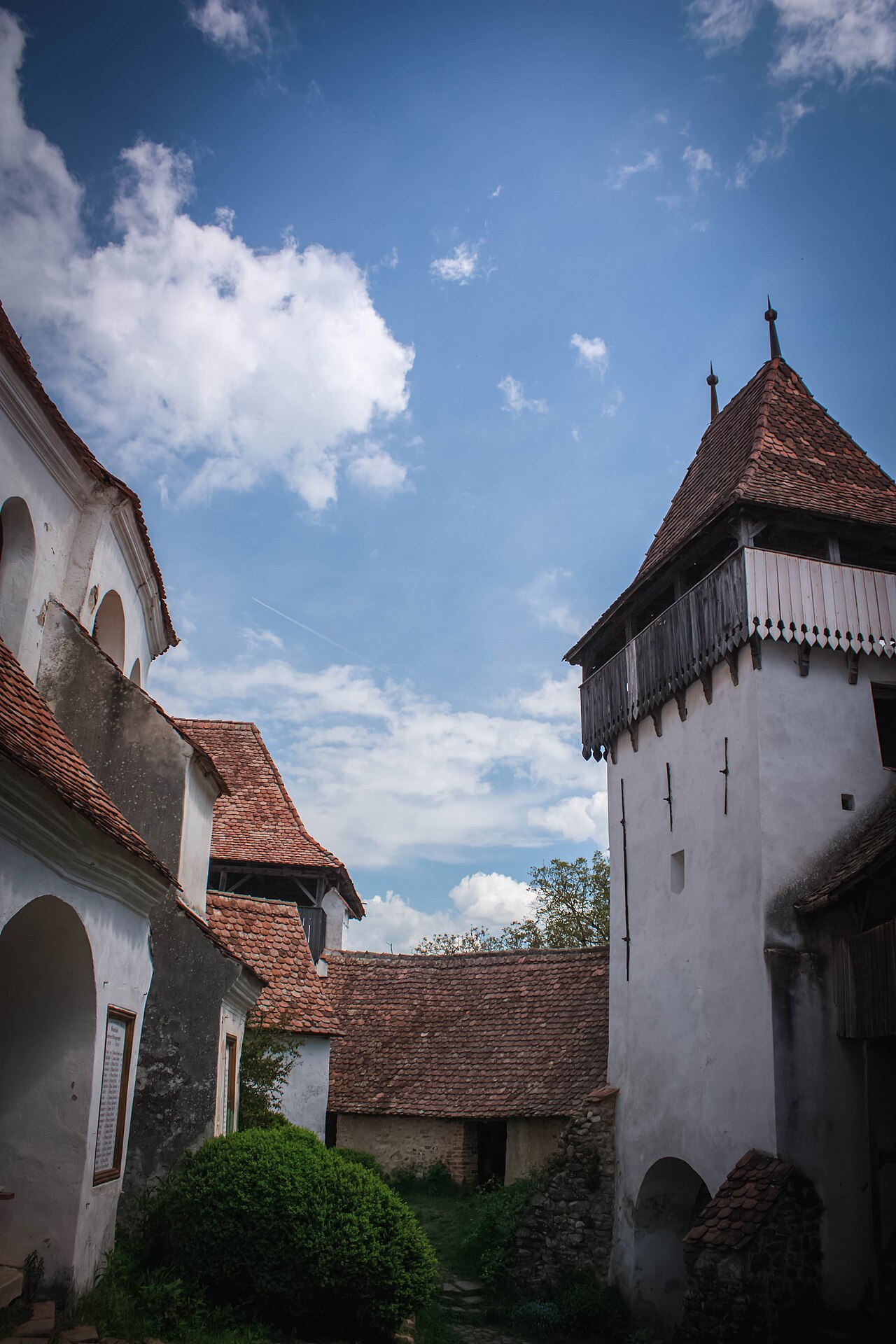 Curtea dintre biserică și zidurile fortificate, cu turnurile alăturate.
