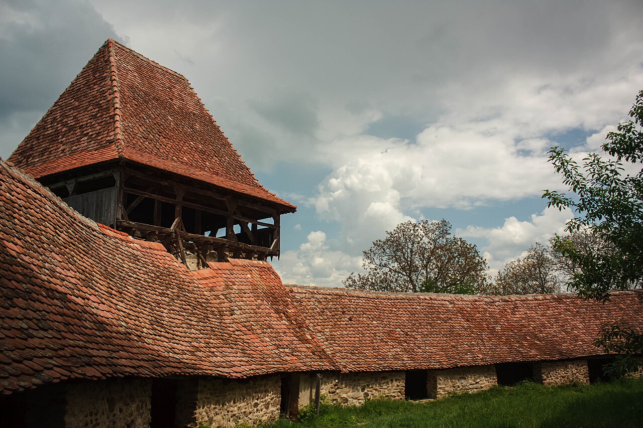 Galeria din lemn a turnului și racordul acoperișurilor alăturate.