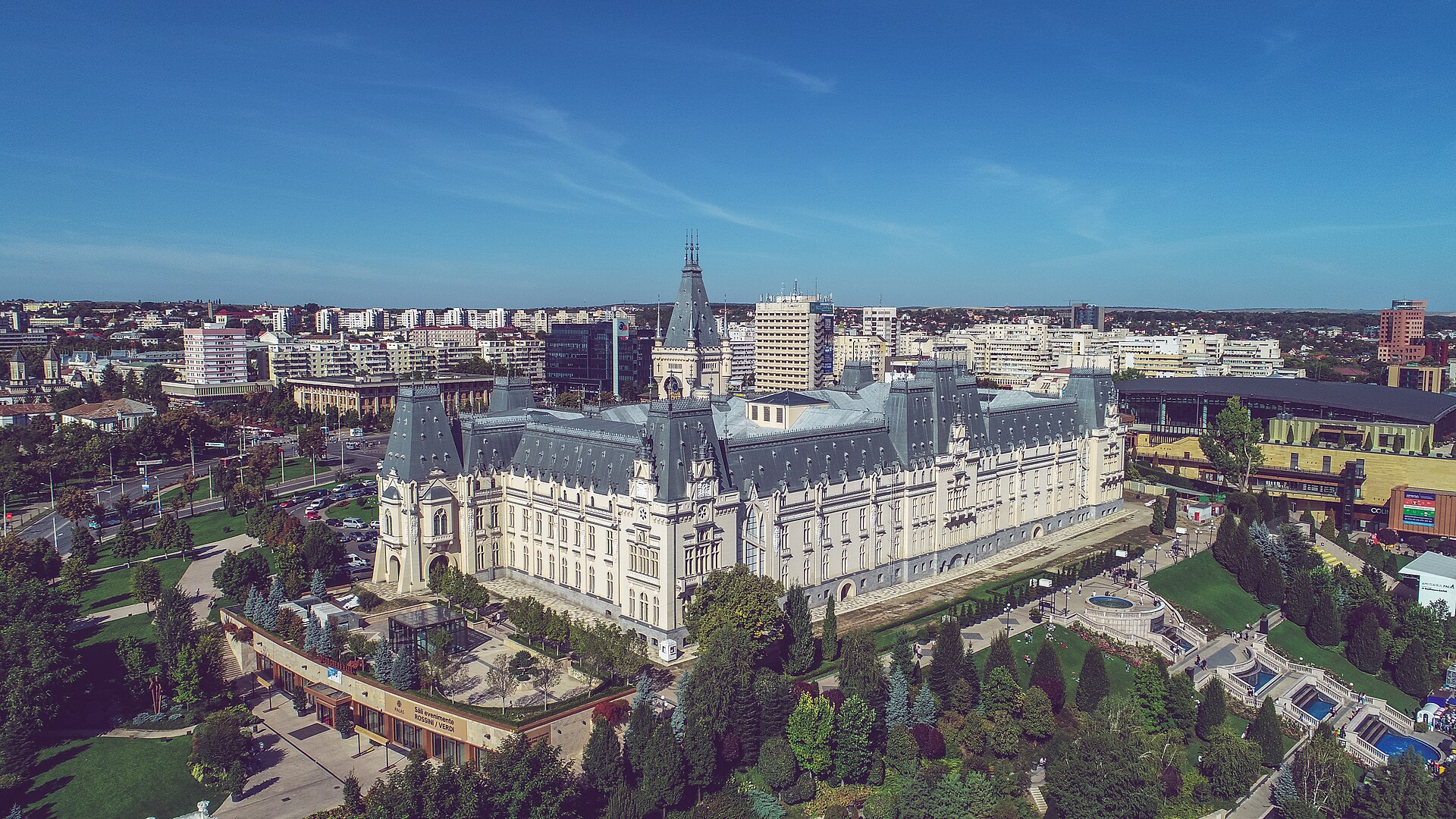 Vedere de dronă oblică: ansamblu, aripi, curți și învelitori