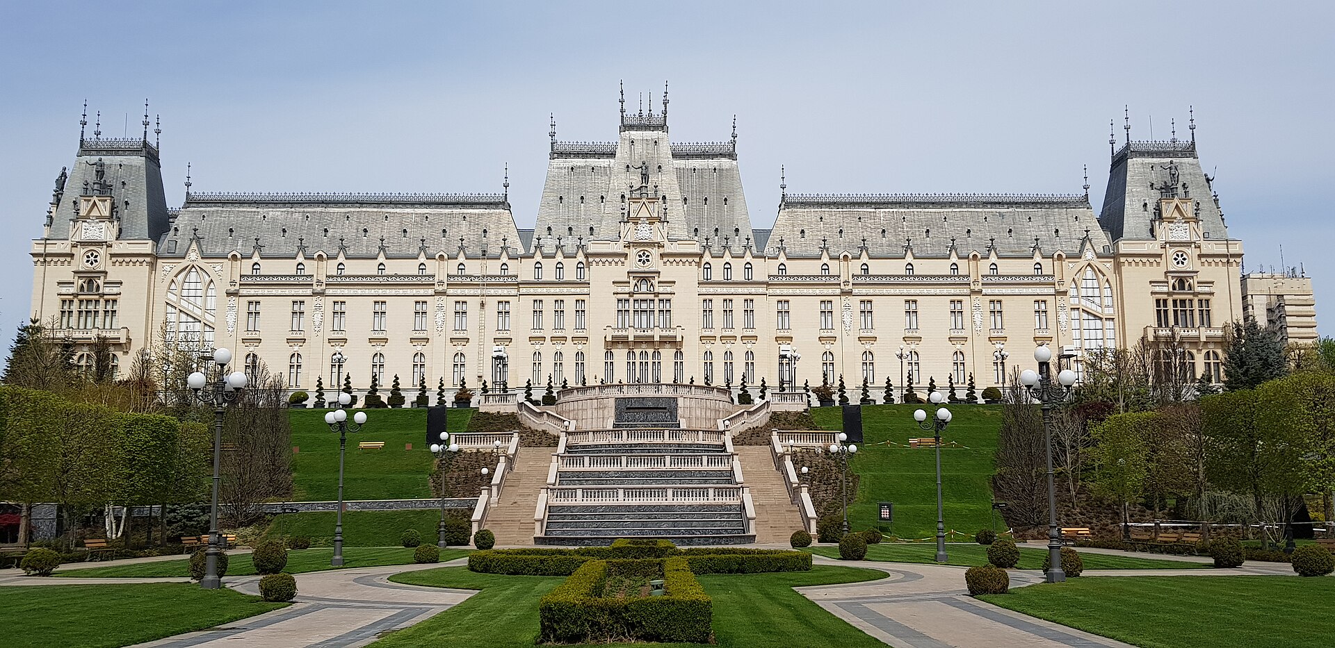 Fațada dinspre grădină, vedere frontală largă cu scara și terasa