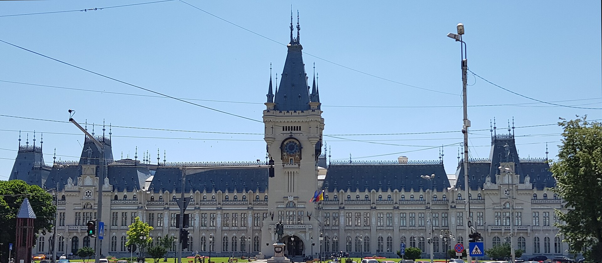 Fațada principală întreagă, cu turnul central și colțurile acoperișurilor