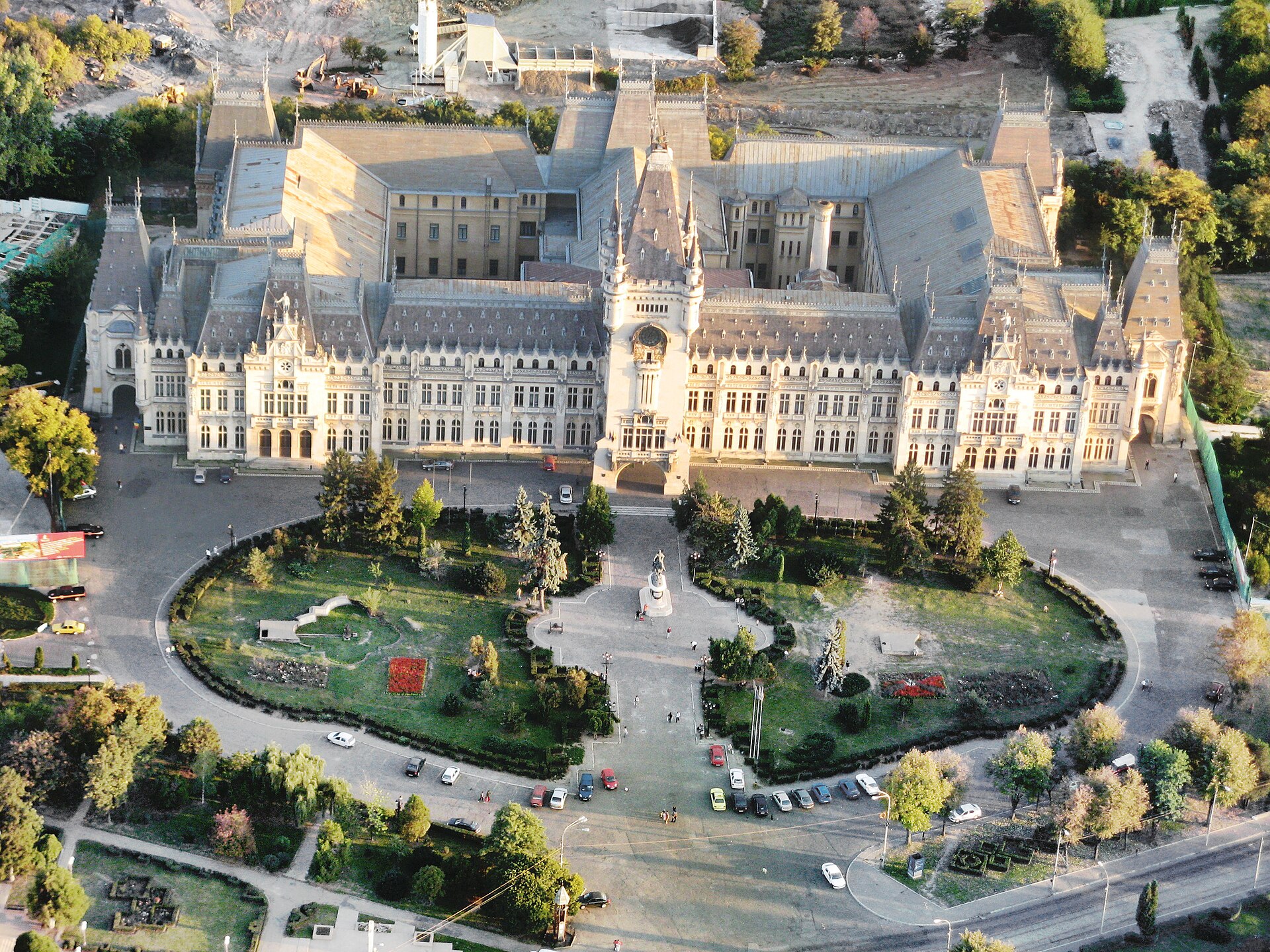 Vedere aeriană oblică de deasupra pieței: curți interioare și geometria acoperișurilor