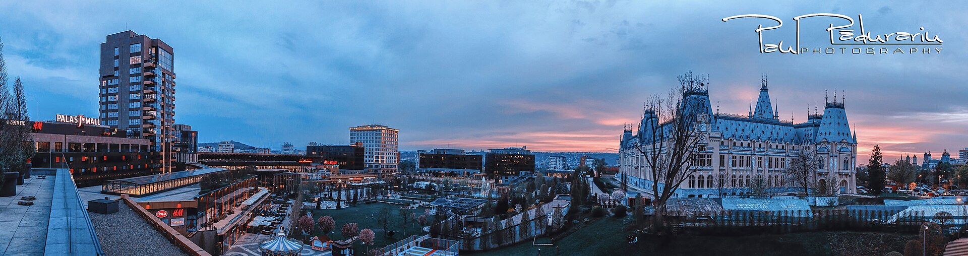 Panoramă de la nivel ridicat al ansamblului Palas; palatul apare în partea dreaptă, cu fațada laterală și acoperișurile