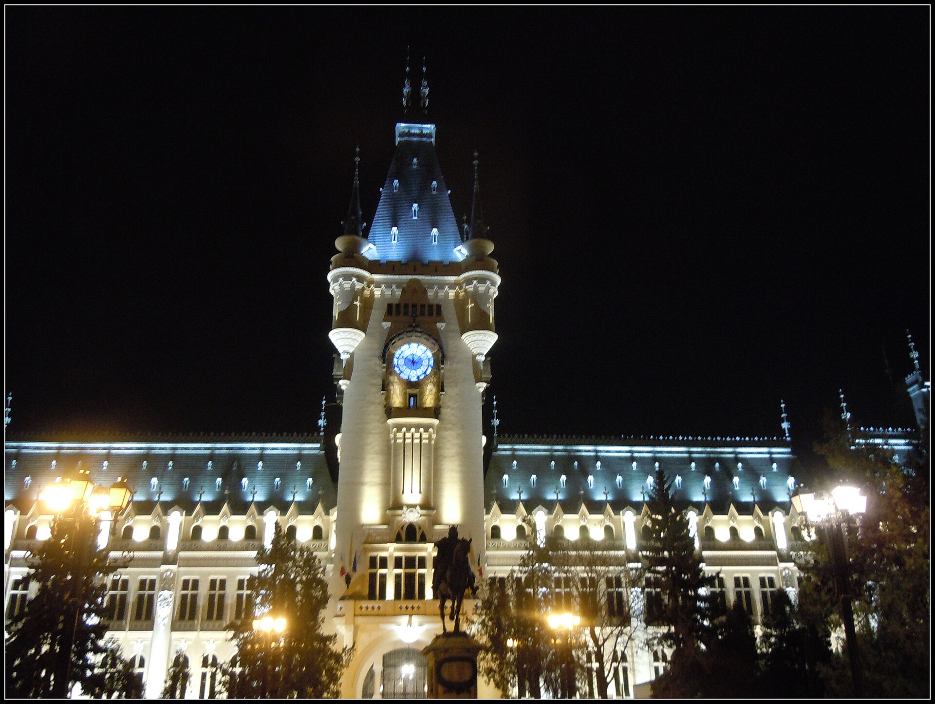 Turnul cu ceas și corpul central iluminate noaptea