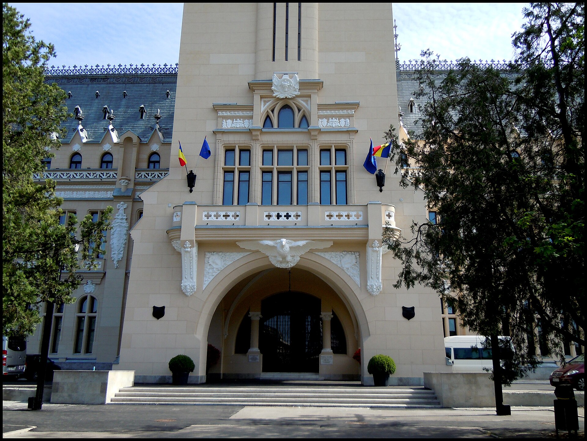 Arcada accesului principal, balconul și tâmplăria de deasupra