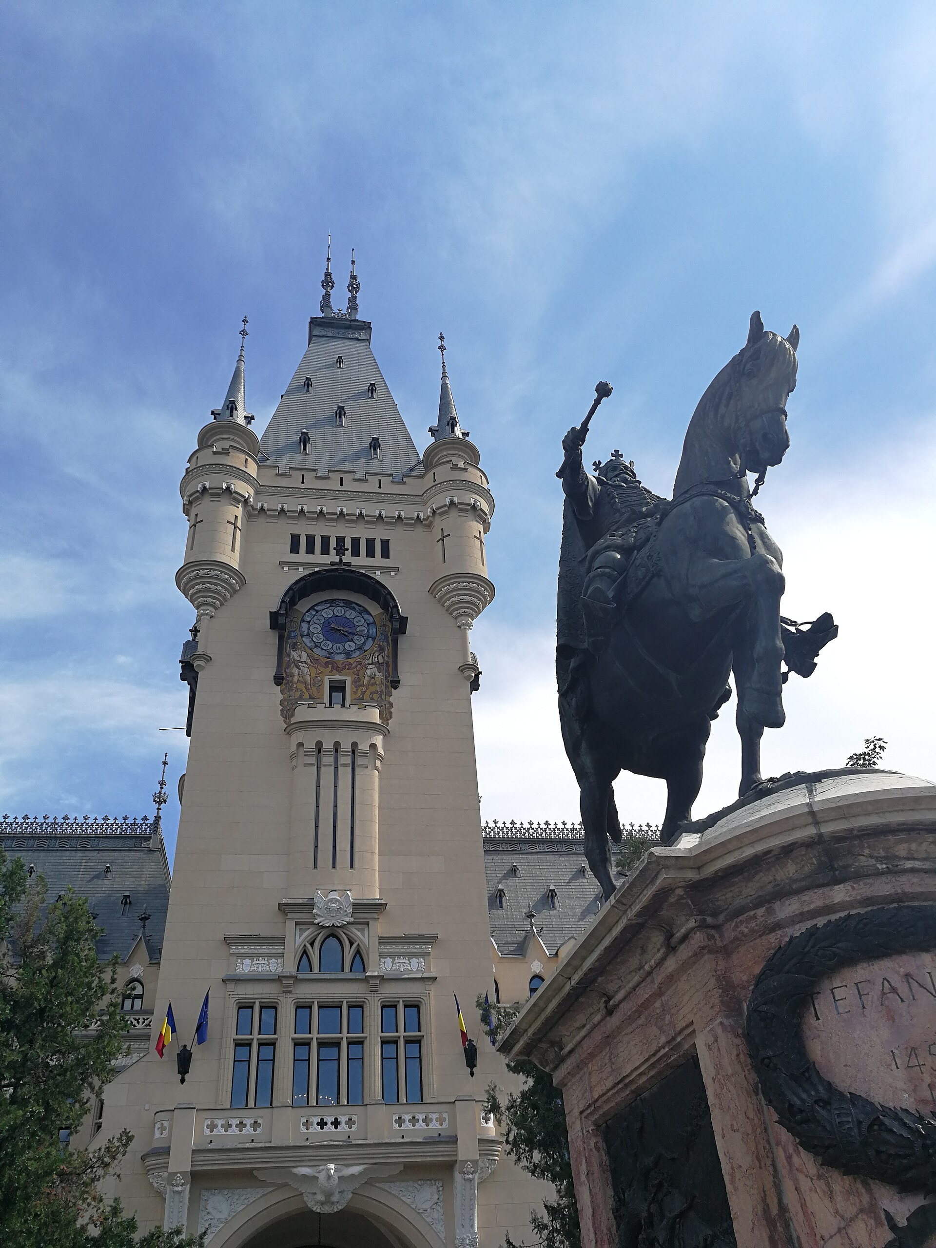 Turnul cu ceas și statuia ecvestră, vedere joasă apropiată