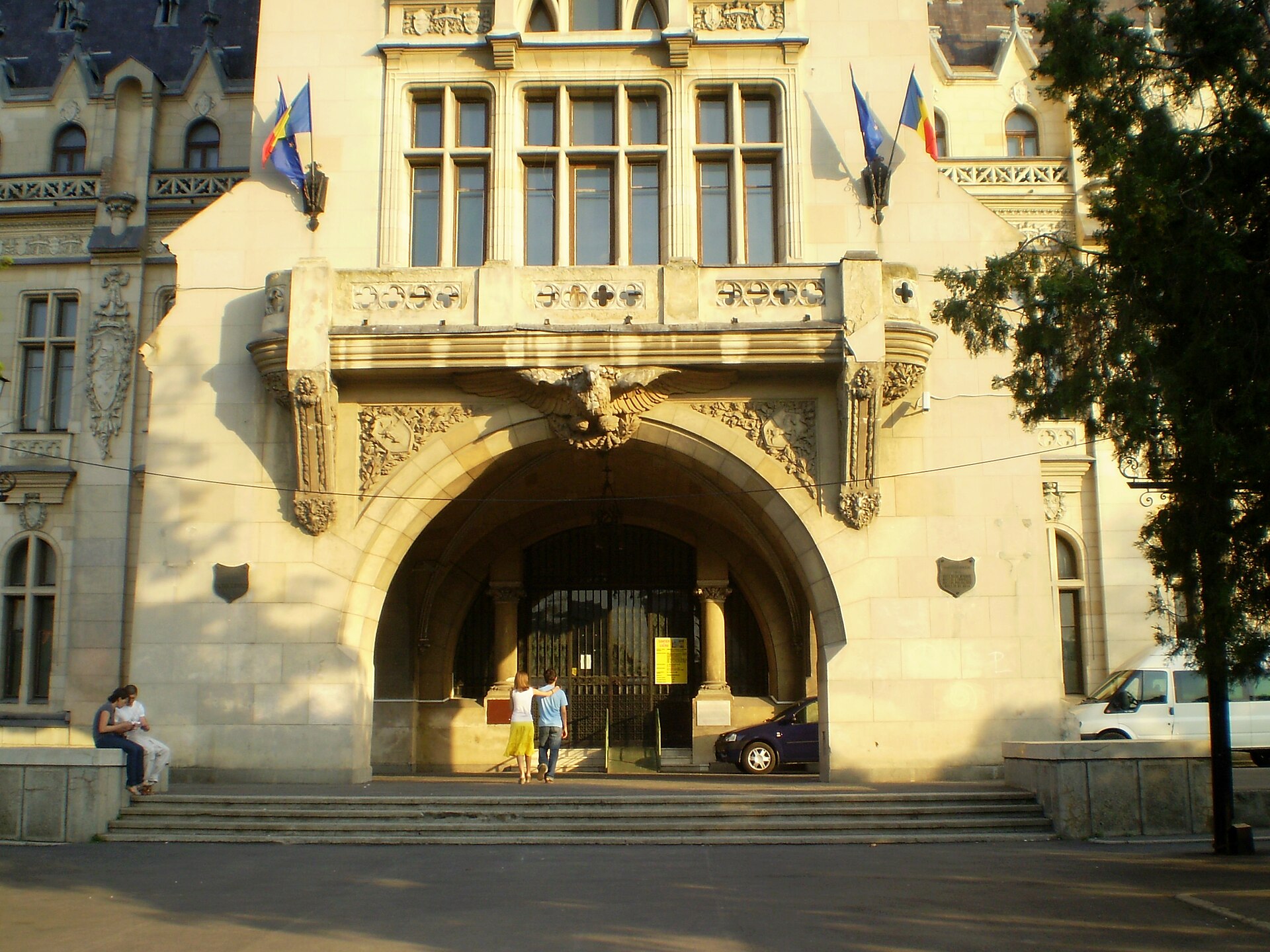 Portal și balcon în lumină caldă: profiluri, coloane și ferestre