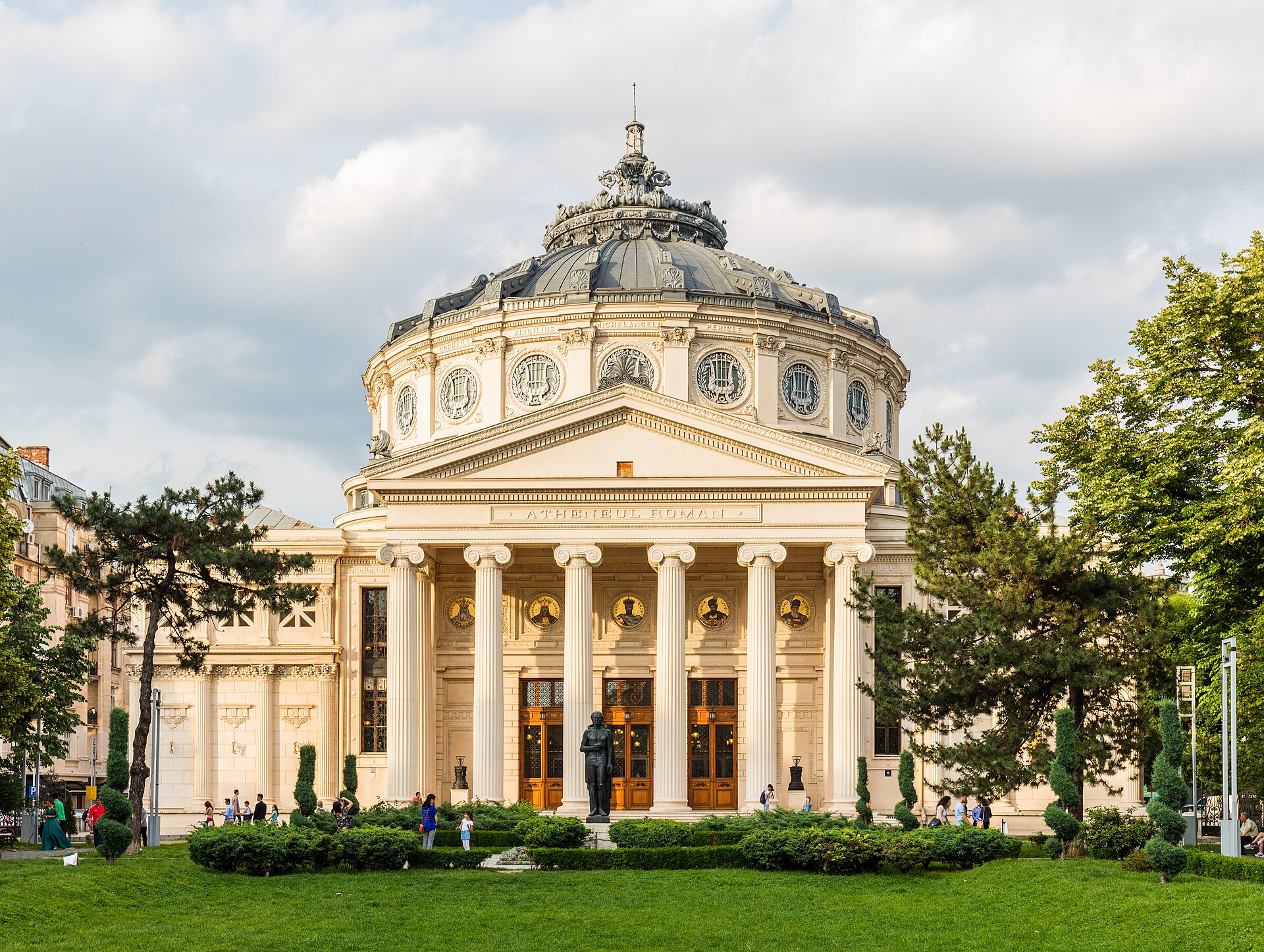 Ansamblul Ateneului din grădină: portic, fronton, tambur și cupolă