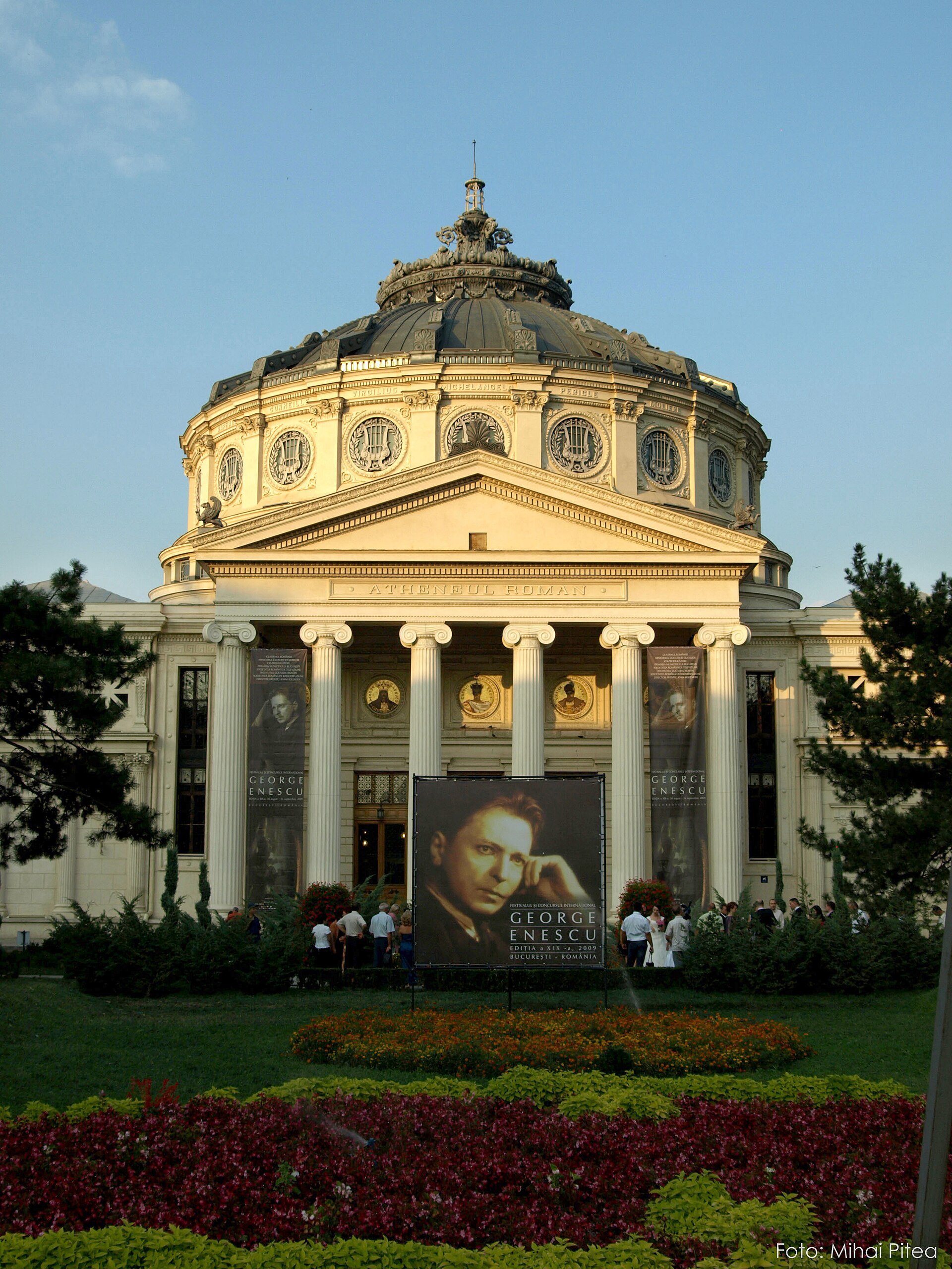 Ateneul și grădina în cadru vertical, cu cupola și porticul vizibile