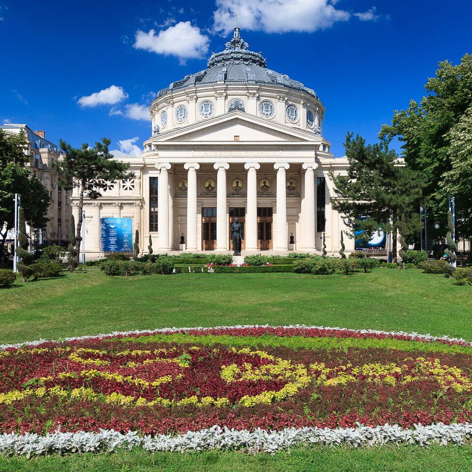 Fațada din grădină, cu rondul floral și cupola