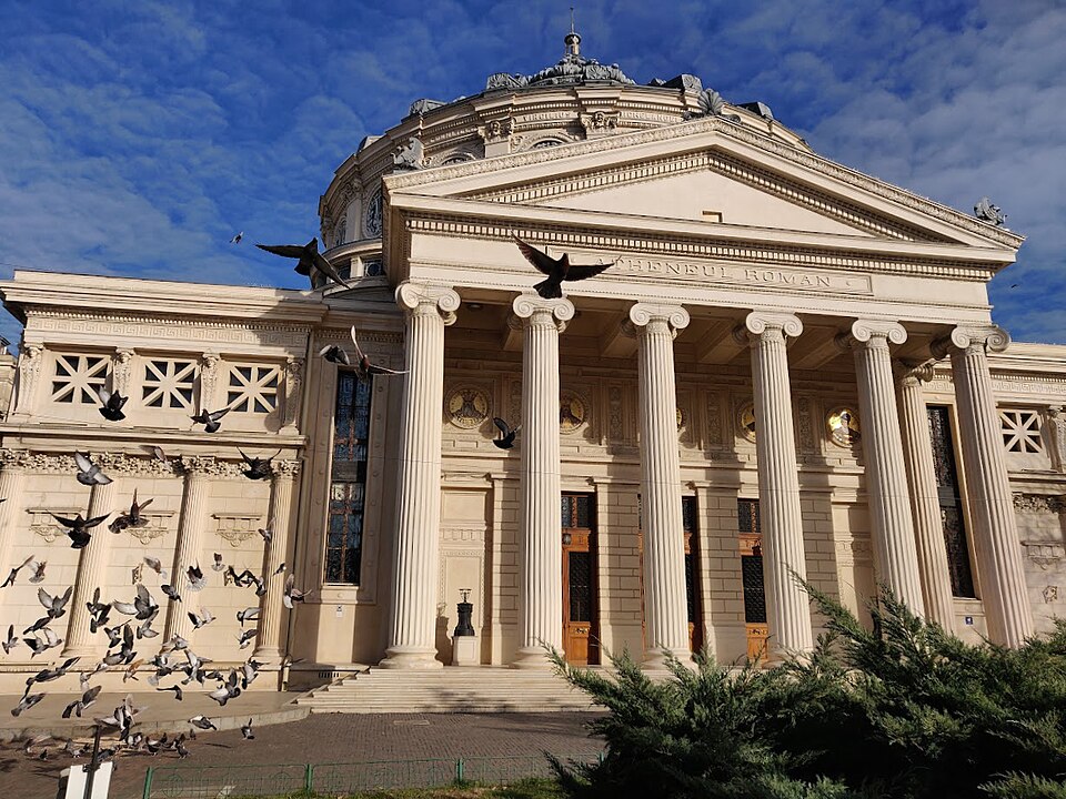Portic în perspectivă oblică, cu fronton și panourile perforate laterale