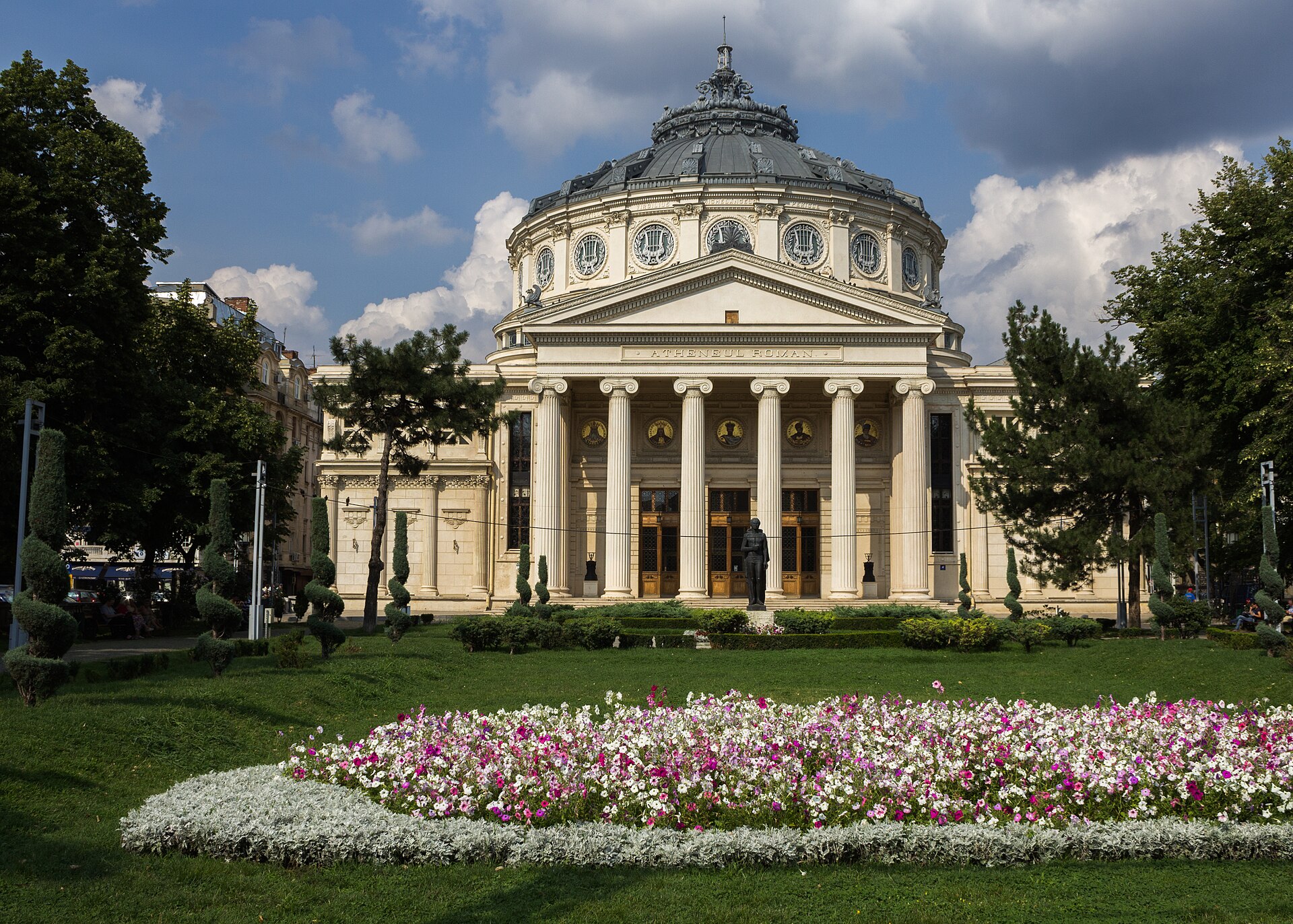Volumul central, tamburul și cupola, în relație cu grădina