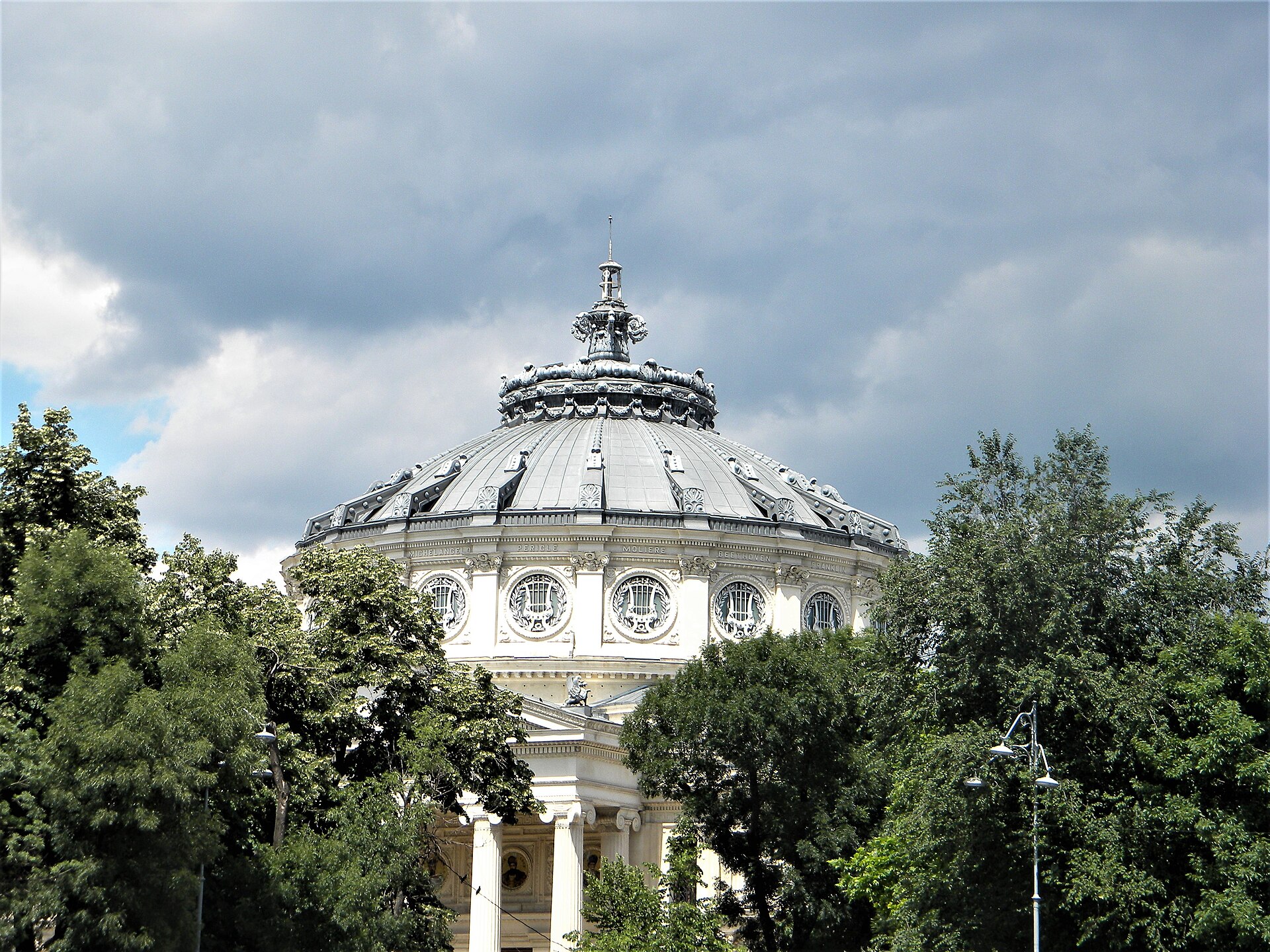 Cupola, tamburul și ornamentul de vârf peste arbori; vedere de la sol, nu aeriană