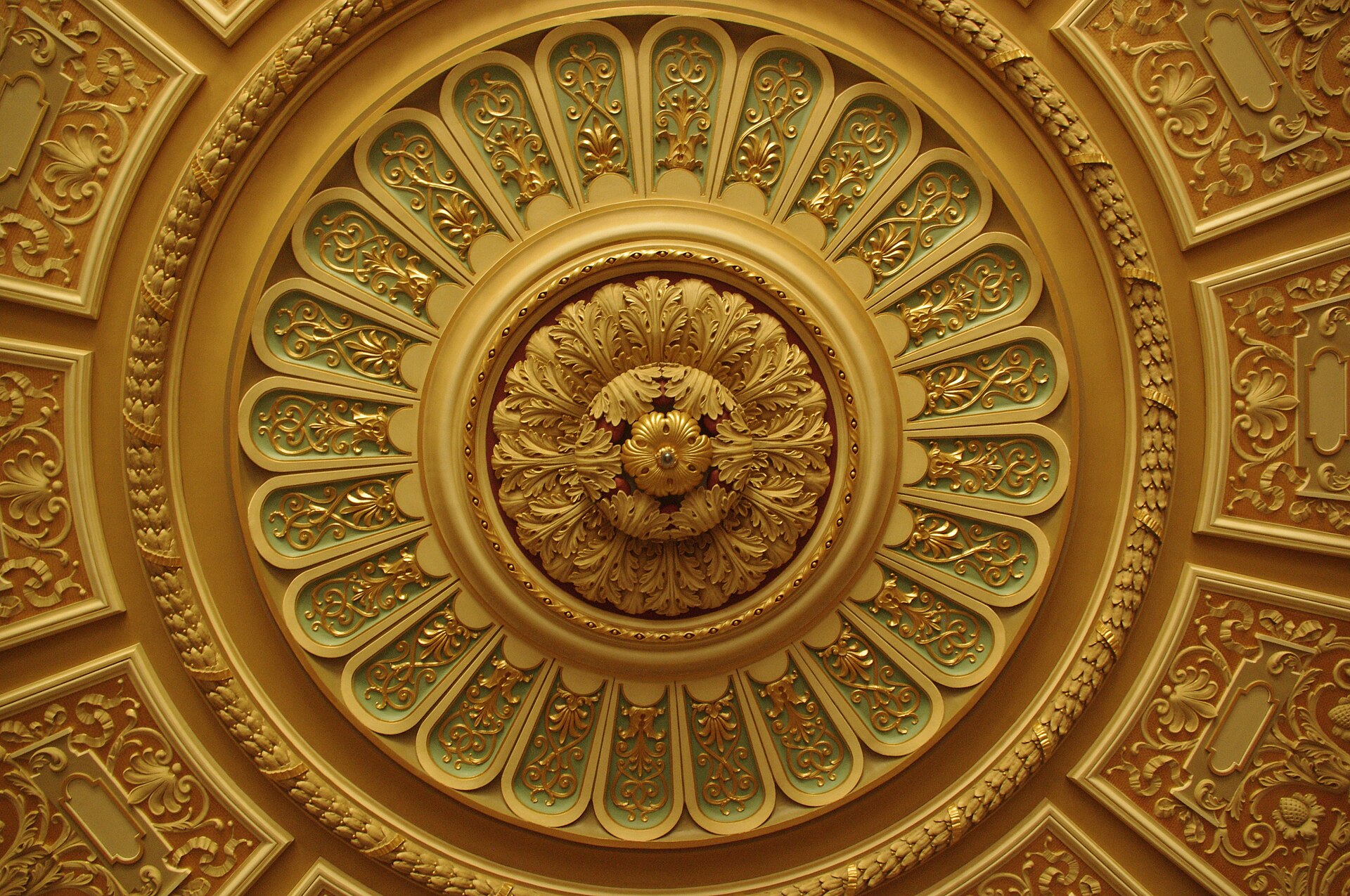 Plafon circular ornamentat al sălii, văzut din interior în contraplonjeu