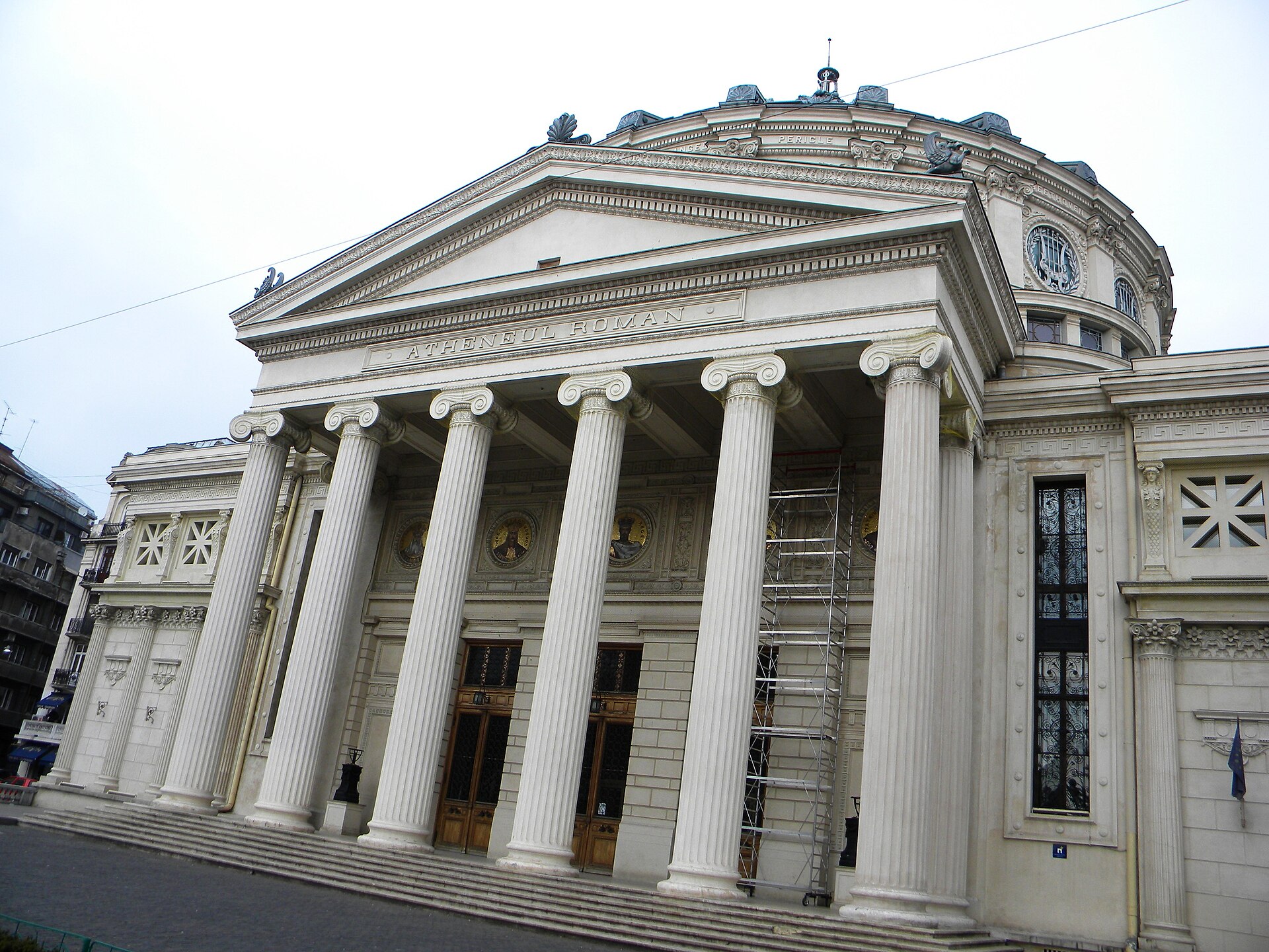 Fronton și coloane în perspectivă laterală apropiată