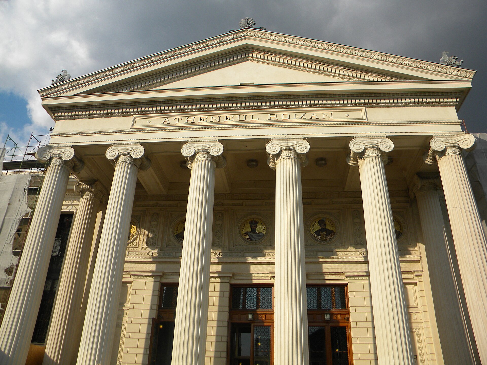 Fronton, capiteluri și medalioane ale porticului, în contraplonjeu