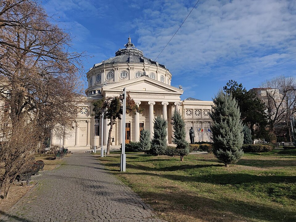 Ansamblu din unghi lateral al grădinii, fără frunziș dens