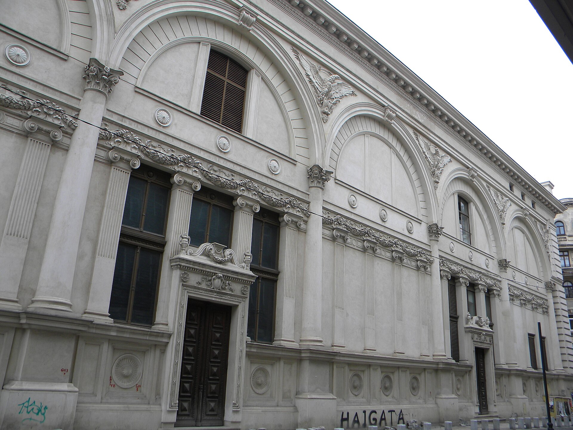 Fațada dinspre strada Nicolae Golescu: goluri, arce și cornișe