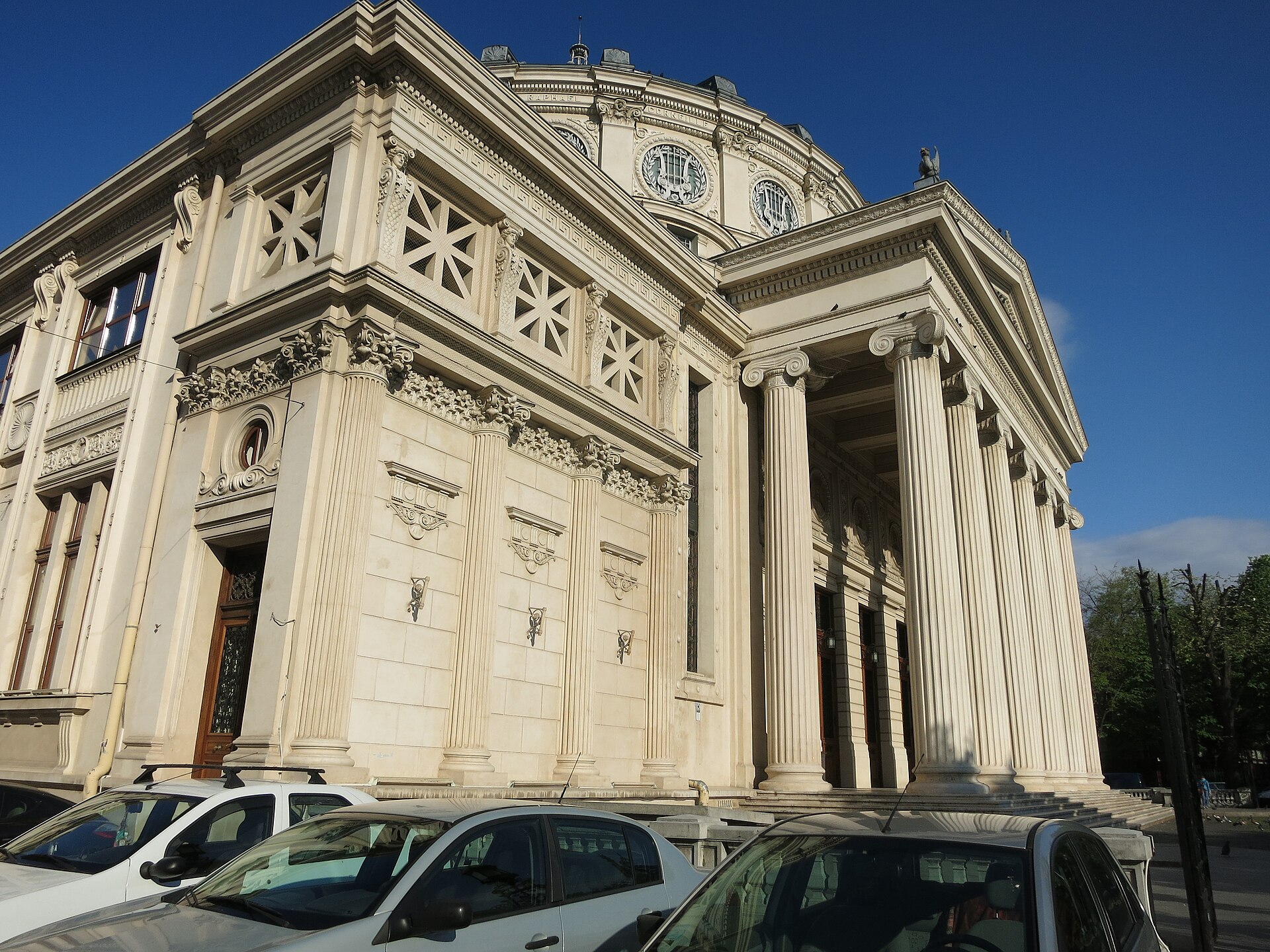 Colțul corpului lateral și al porticului, cu ornamentația cornișei