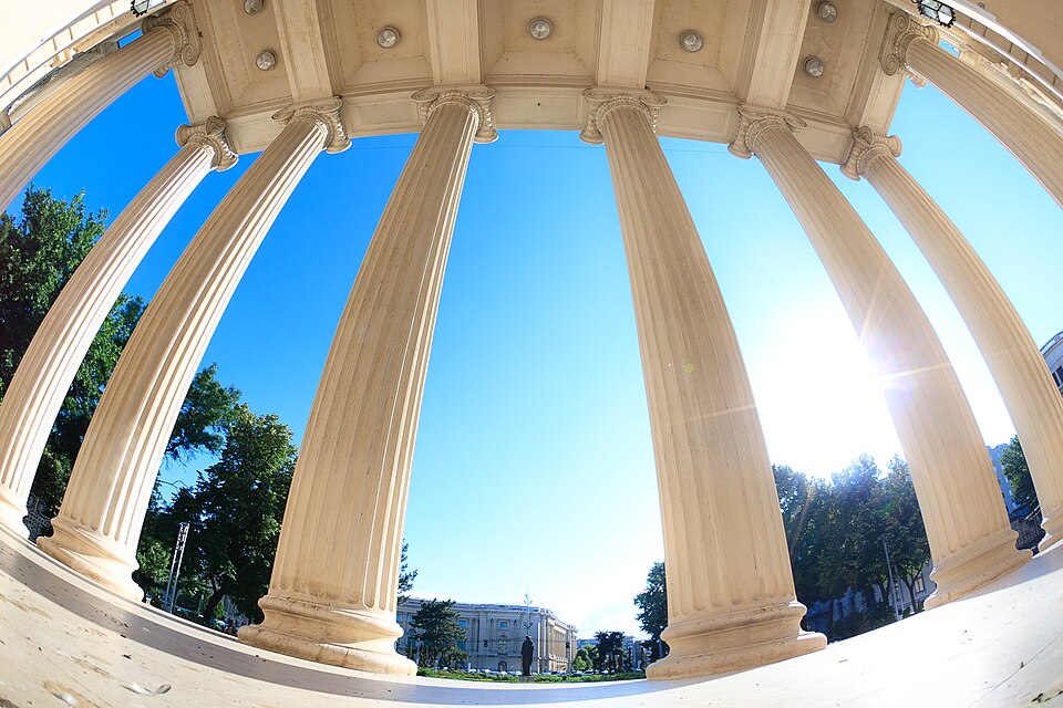 Coloanele porticului văzute din interiorul acestuia; perspectivă foarte largă cu distorsiune