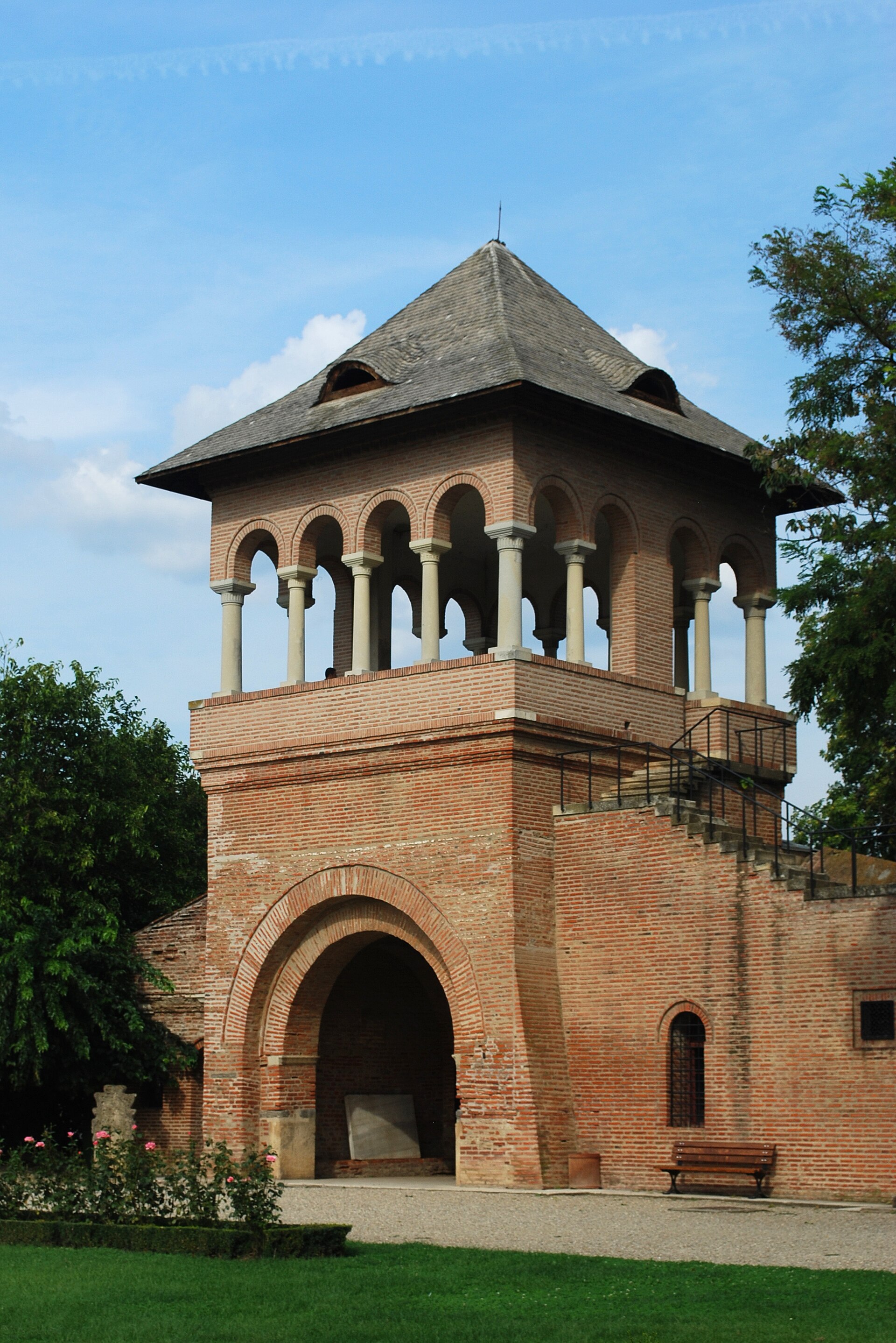 Turnul de poartă: arc de trecere, galerie deschisă și acoperiș