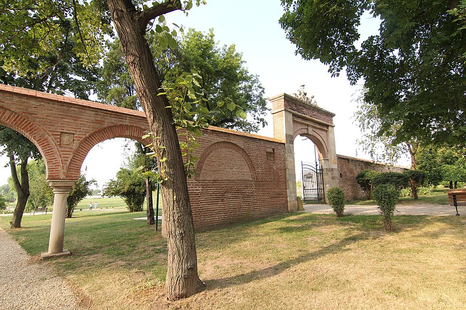 Zid de incintă cu arcade și portal de grădină