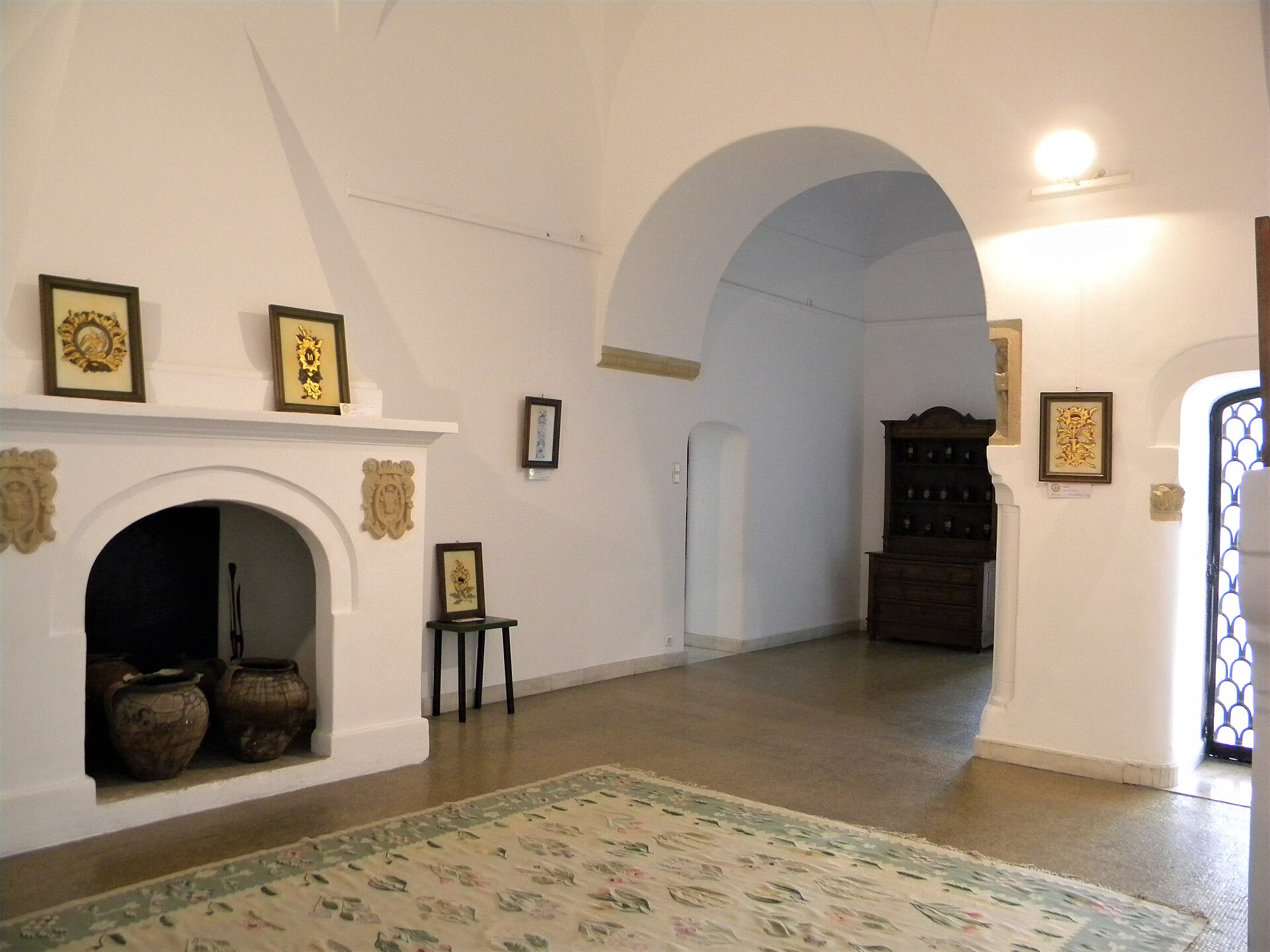 Interior cu arcadă, nișe, pereți albi și pardoseală